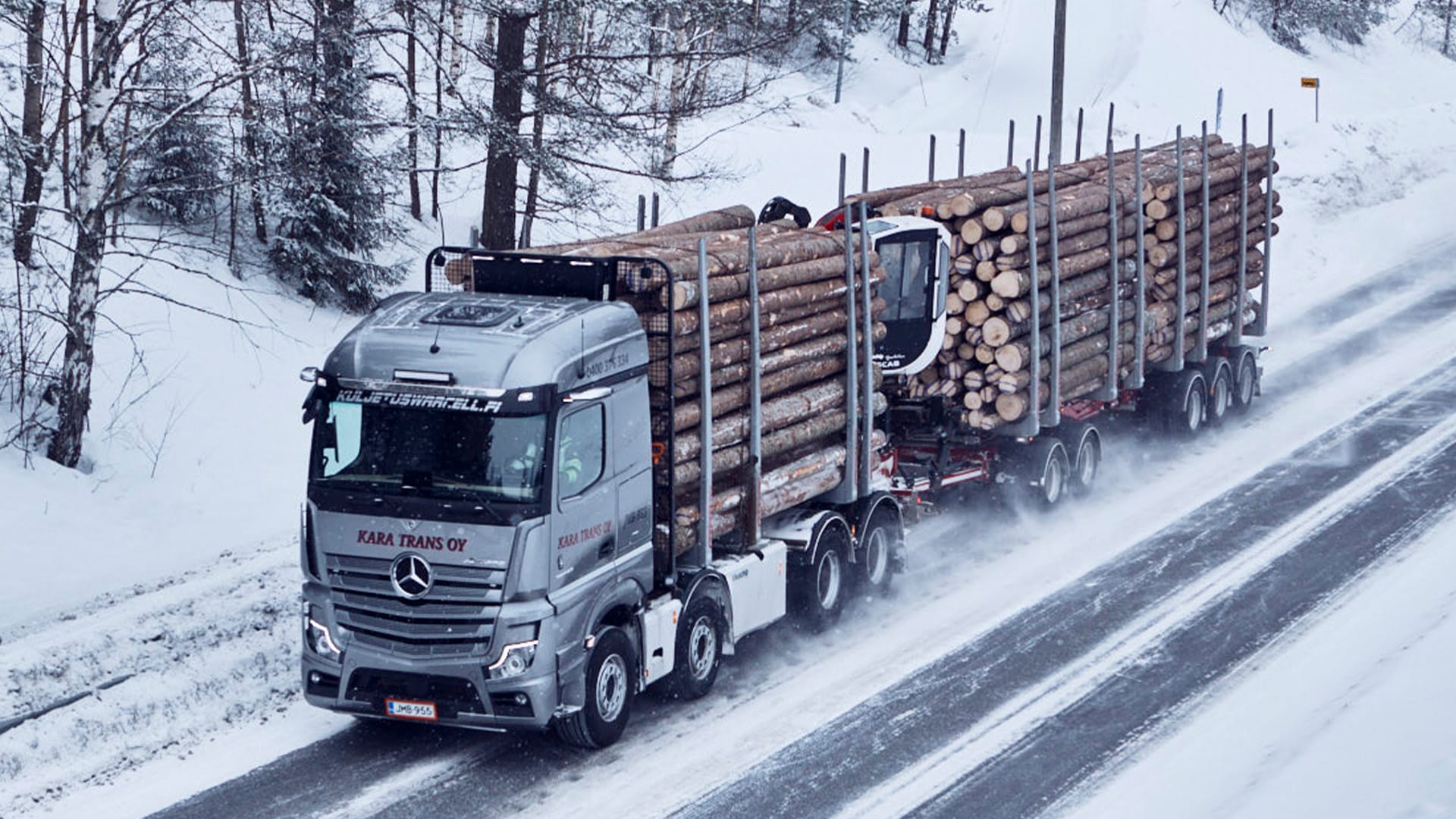 Kara Transin puuauto ajaa lumisella tiellä