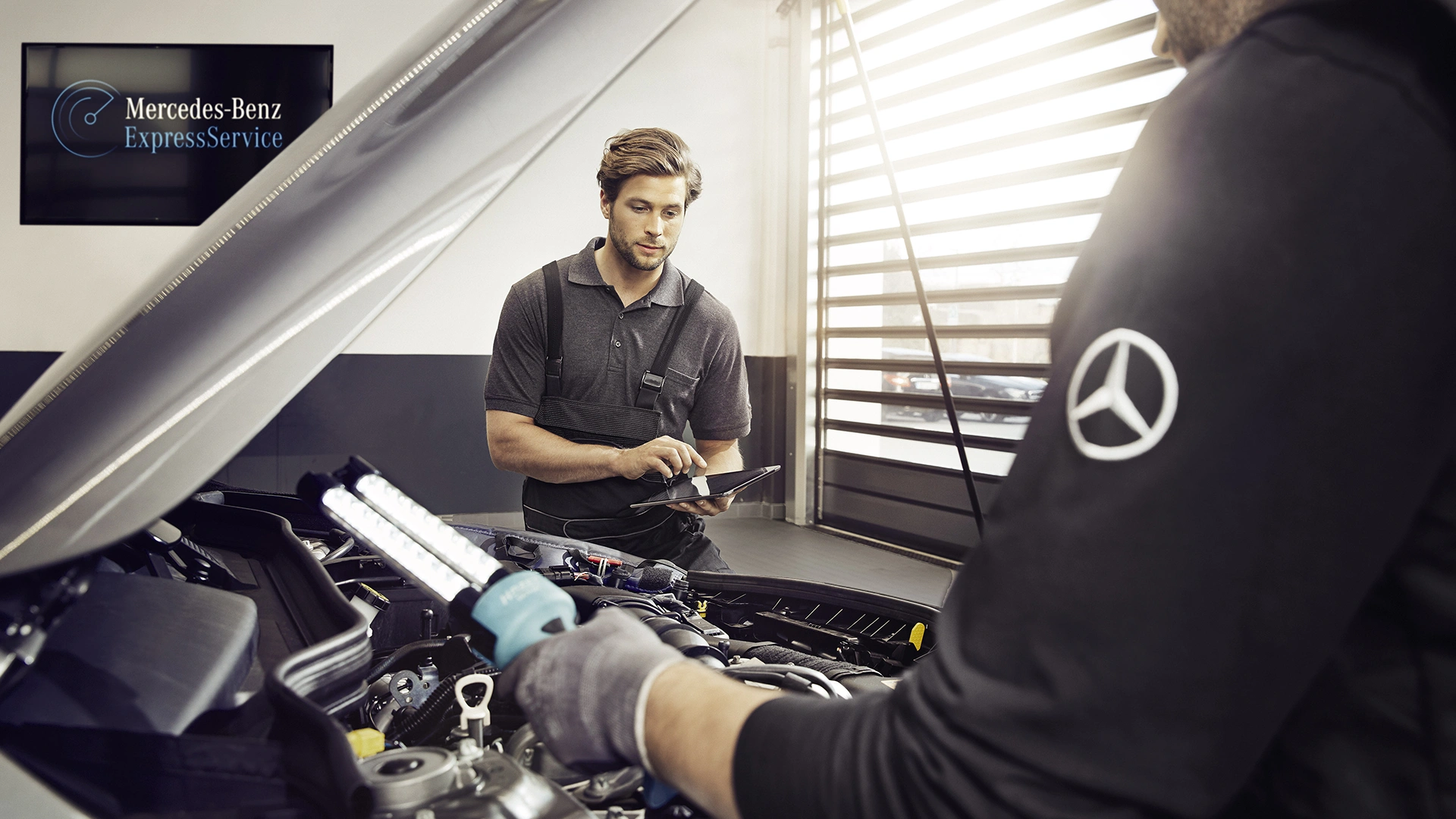 Mercedes-Benz mekaanikot tarkastavat pakettiautoa