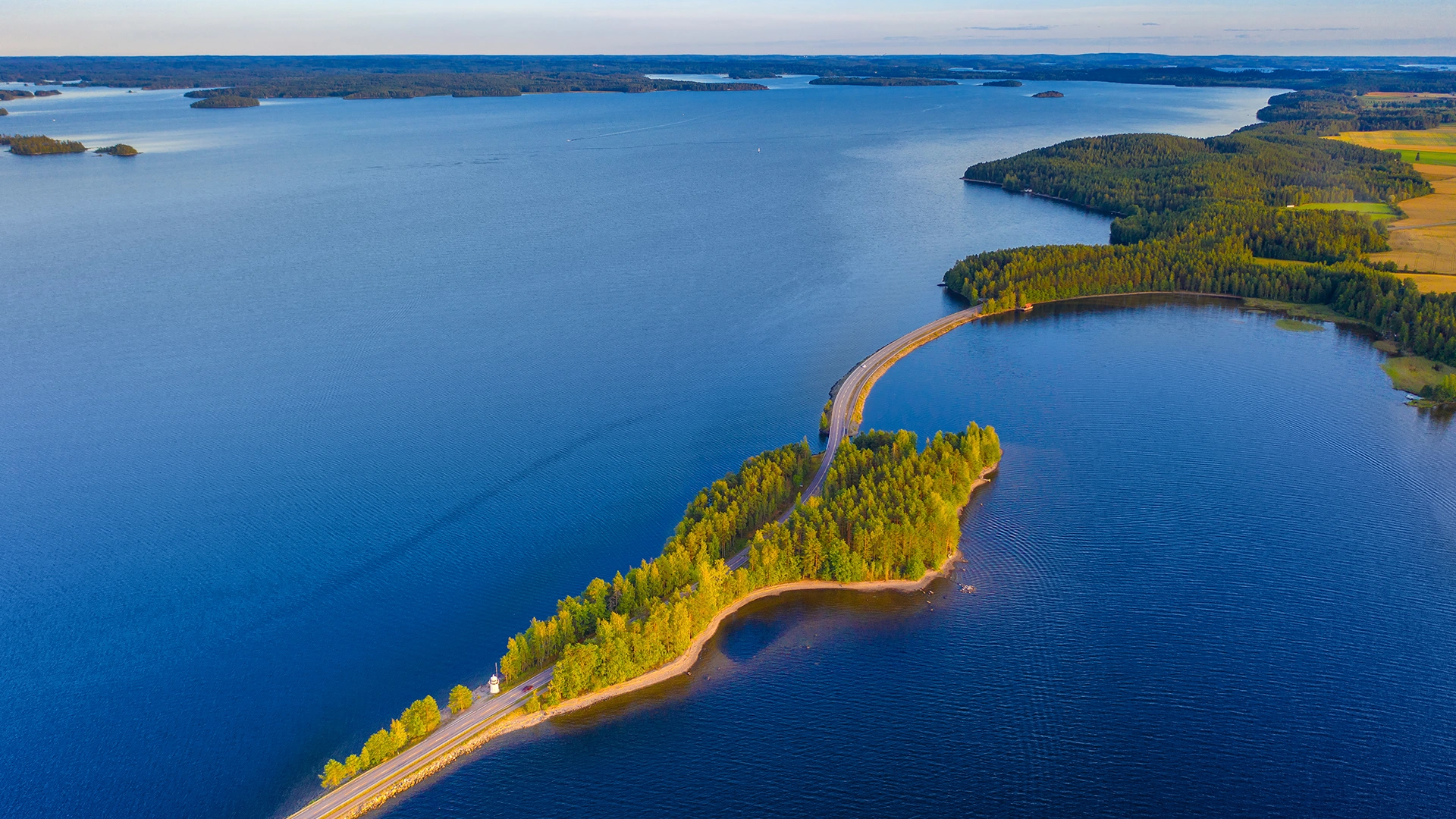 Kuva JärviSuomesta, jossa tie halkoo kaksi saarta.