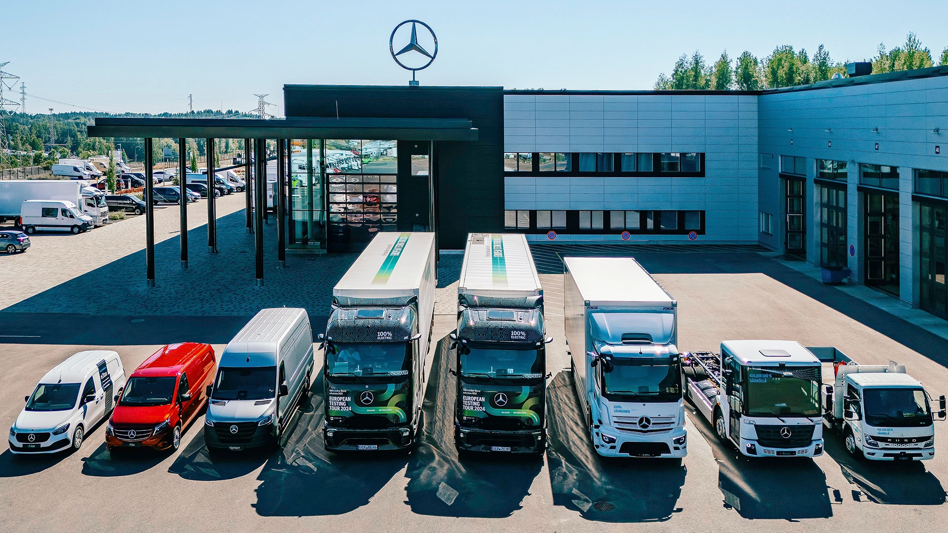 Sähköiset Mercedes-Benz kuorma-autot ja pakettiautot Veho Vehkalan edessä.