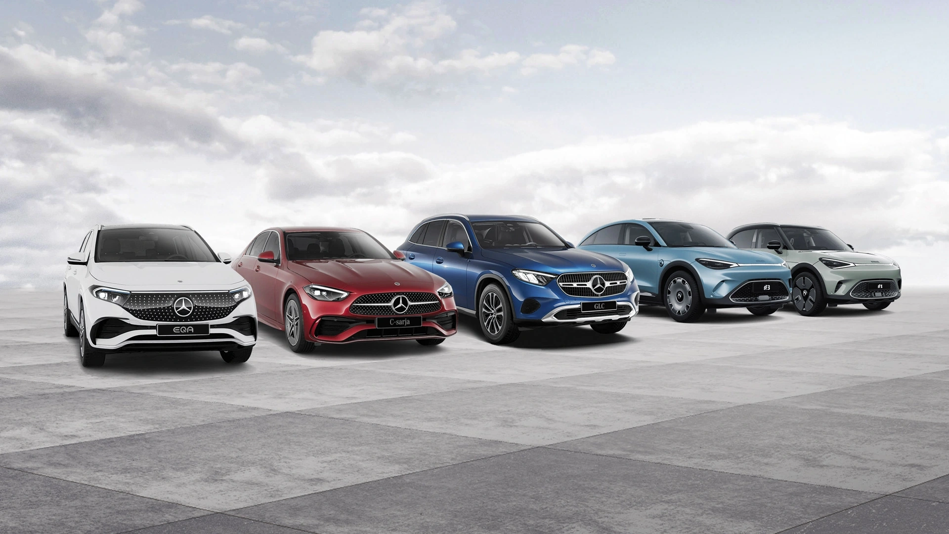 Mercedes-Benz ja smart henkilöautojen rivi vaaleaa taustaa vasten