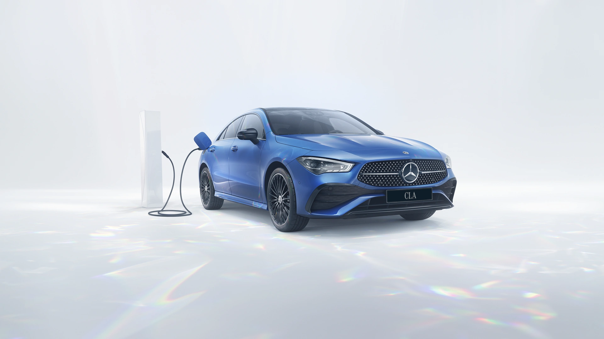 Mercedes-Benz CLA latauksessa etuviistosta kuvattuna.