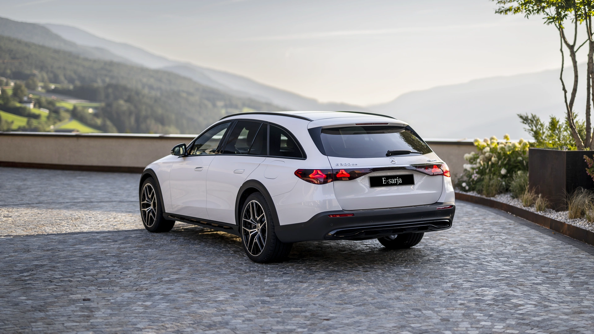 Mercedes-Benz E-sarjan farmari takaviistosta kuvattuna.