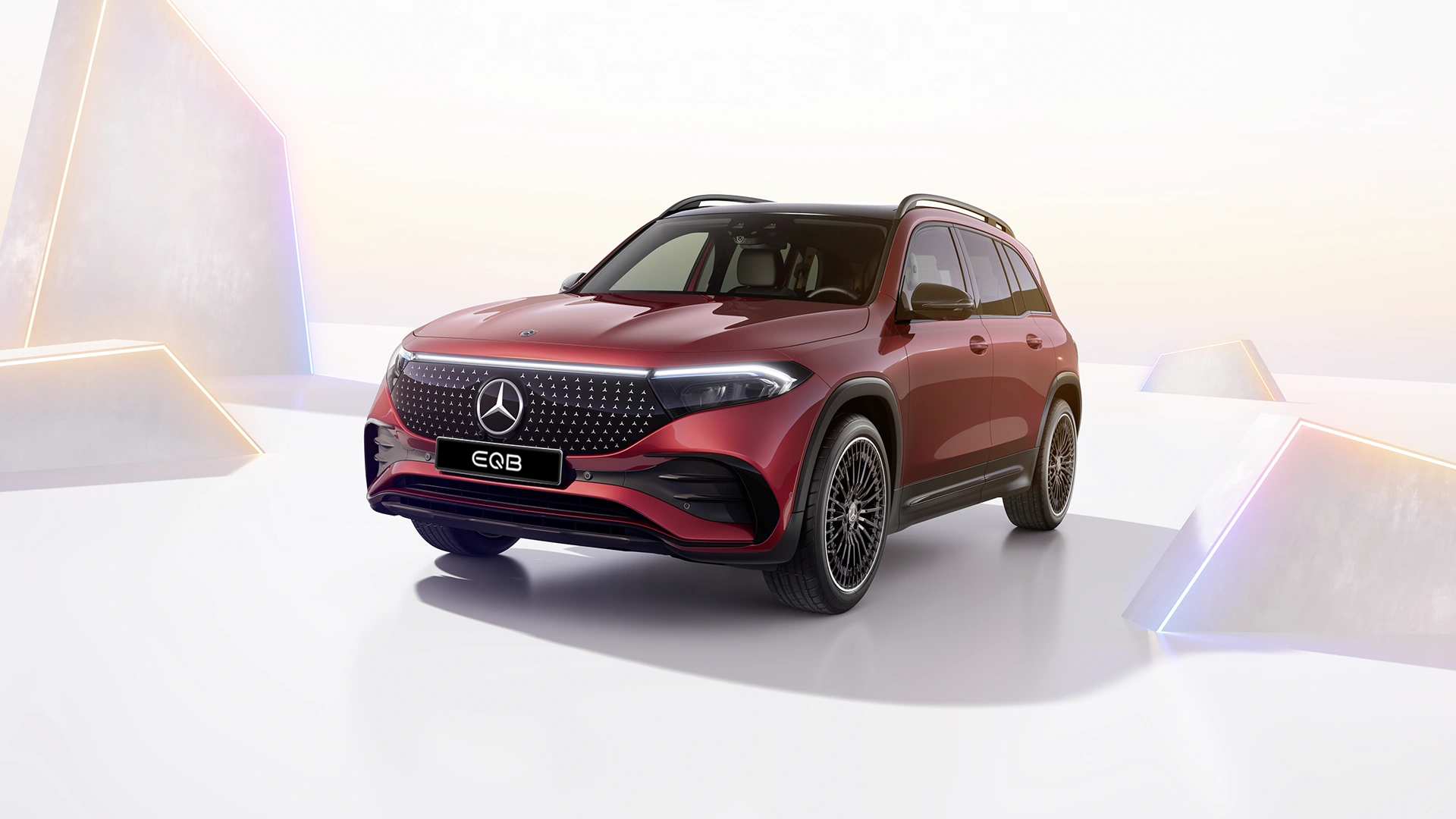 Mercedes-Benz EQB edestä kuvattuna vaalealla taustalla.