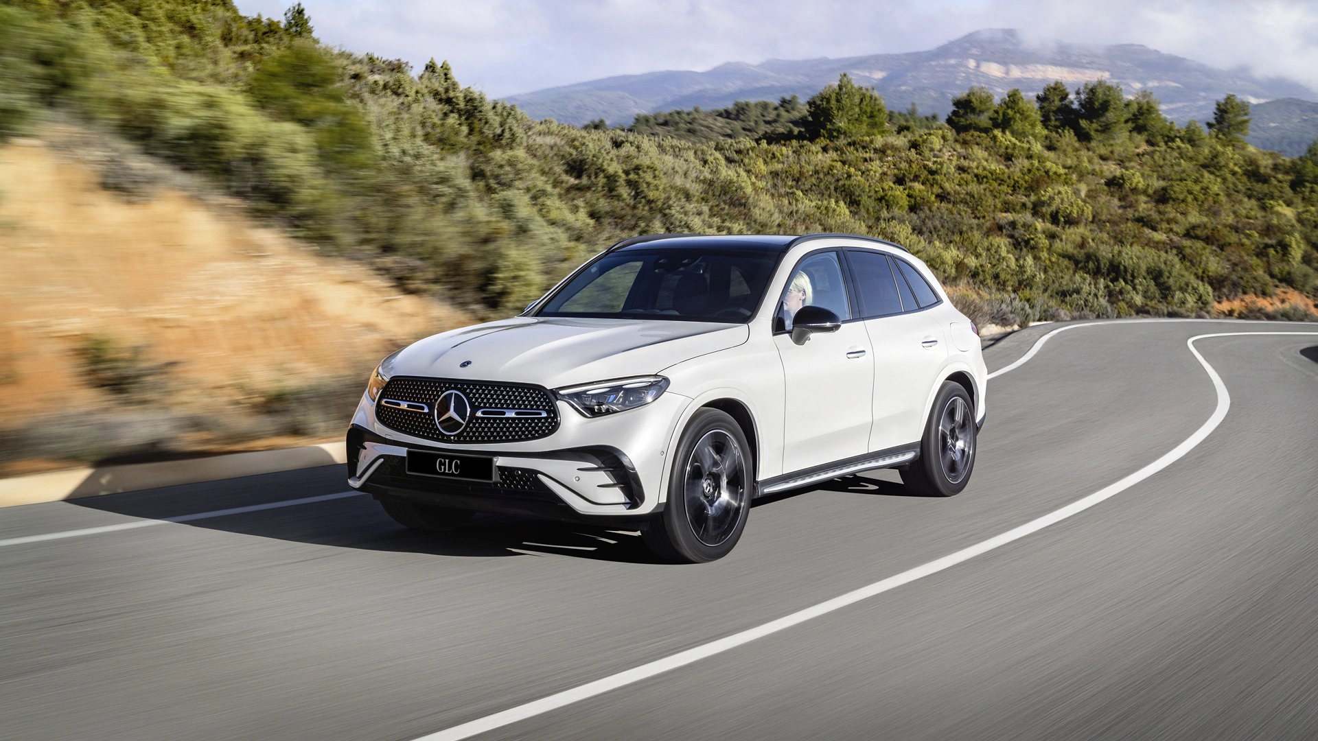 Mercedes-Benz GLC SUV tiellä etuviistosta kuvattuna.