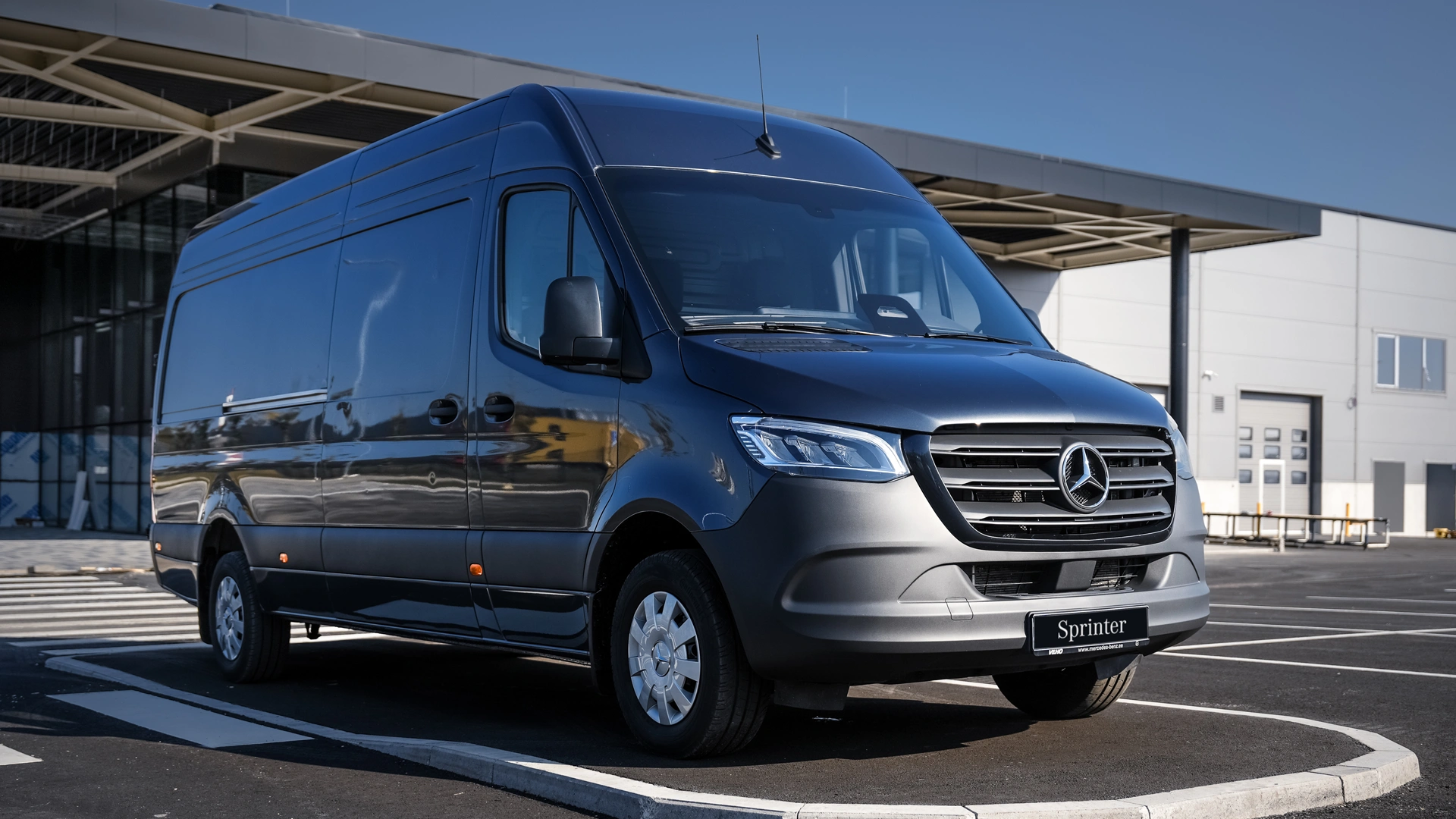 Mercedes-Benz Sprinter Pro Edition pysäköitynä rakennuksen edessä.