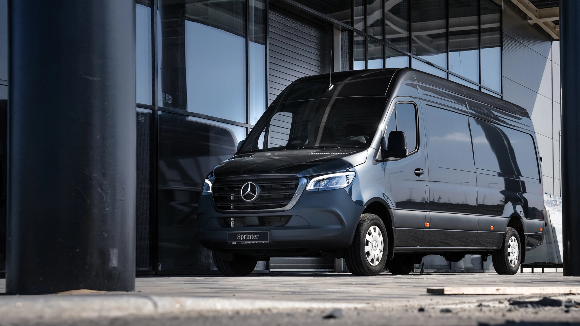 Mercedes-Benz Sprinter Pro Edition pysäköitynä rakennuksen edessä.