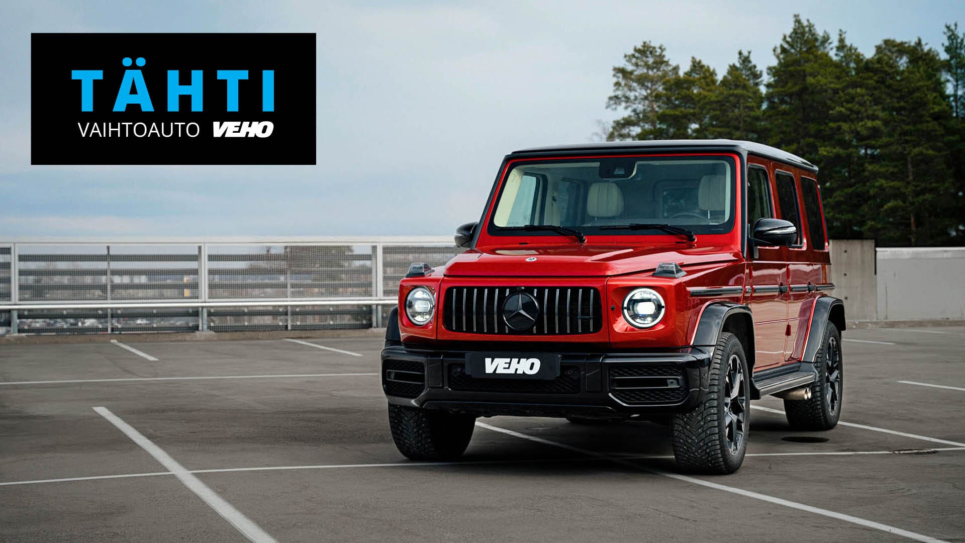 Punainen Mercedes-AMG G 63 parkkipaikalla.