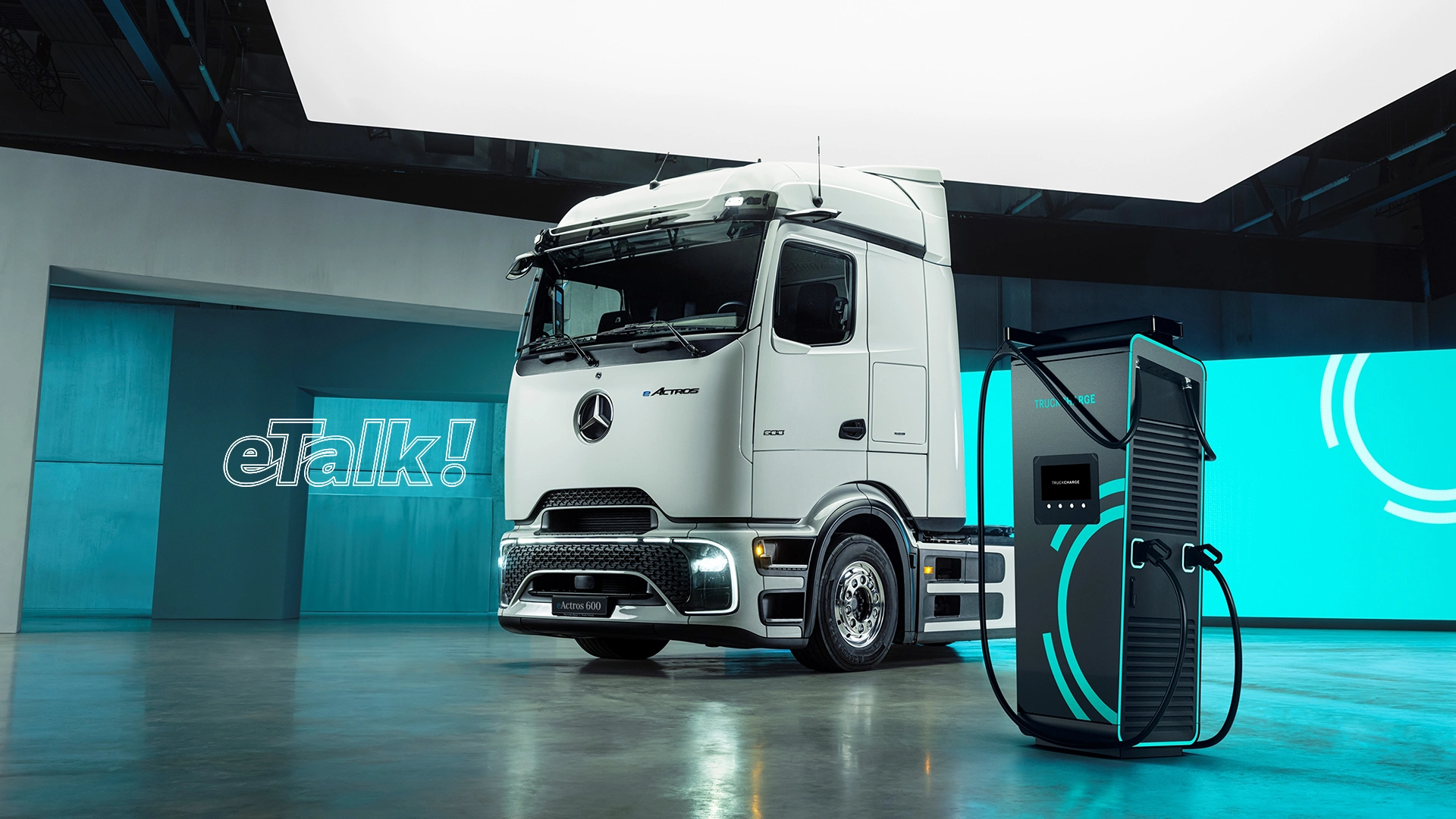 Täyssähköinen Mercedes-Benz eActros 600 latauksessa