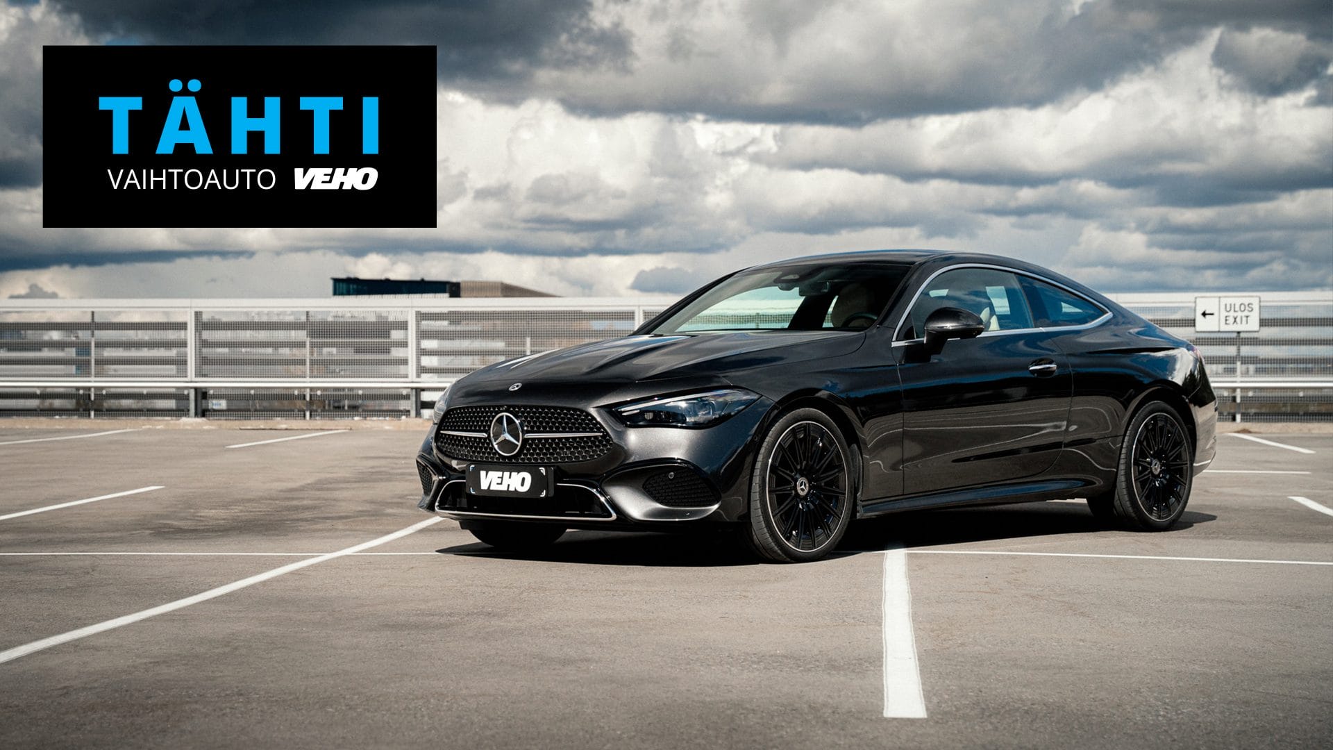 Musta Mercedes-BEnz CLE Coupé kuvattuna parkkipaikalla. Vasemmassa yläreunassa Veho Tähtivaihtoauto -logo.