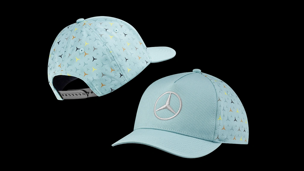 Mercedes-Benz-lippalakki lapsille. Turkoosin värisessä lippiksessä Värikäs ja heijastava Mercedes-Benz -kuvio sekä kirjailtu tähtilogo.