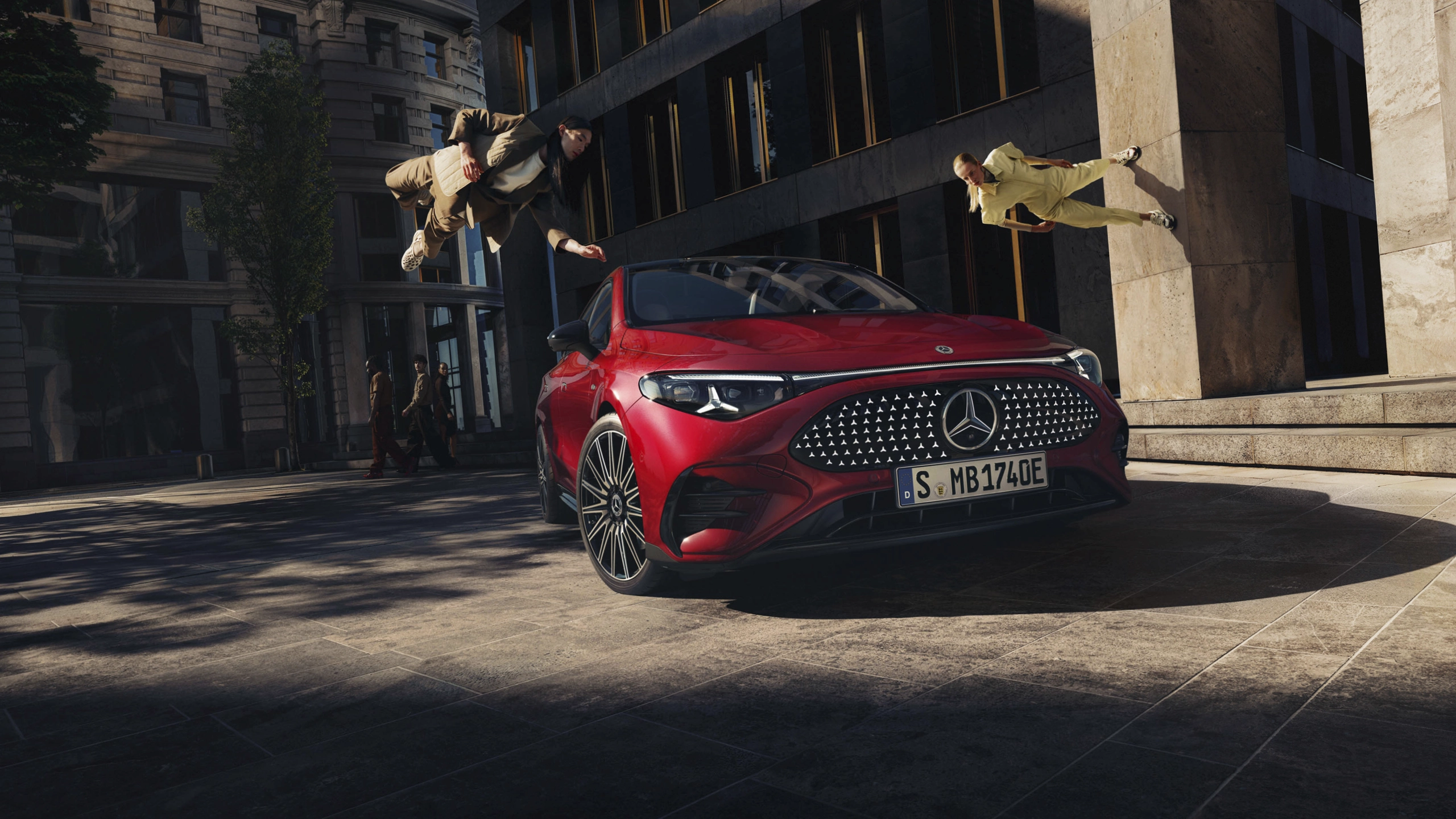 Punainen uusi Mercedes-Benz CLA kaupunkimaisemassa