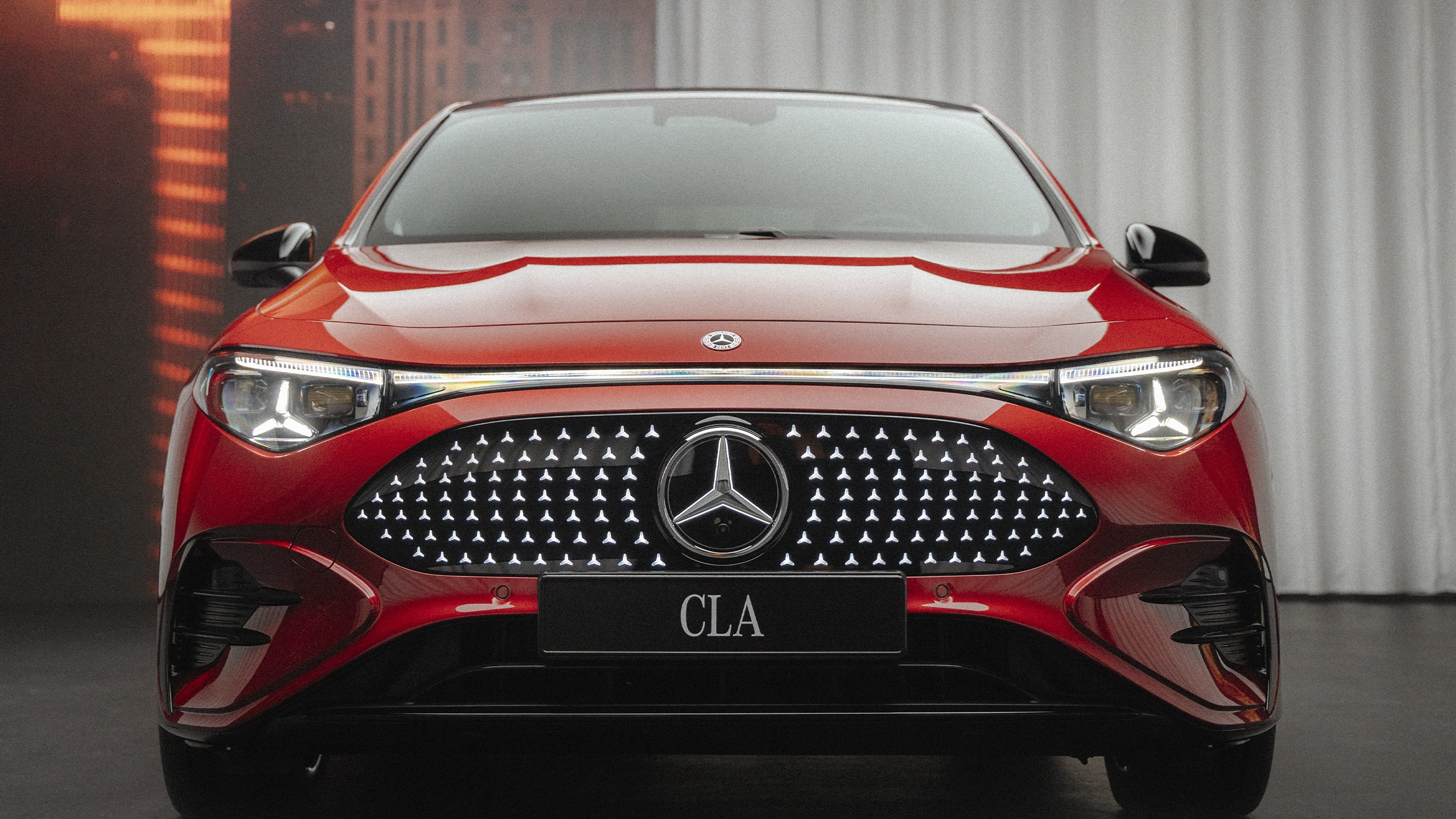 Punainen uusi Mercedes-Benz CLA edestä