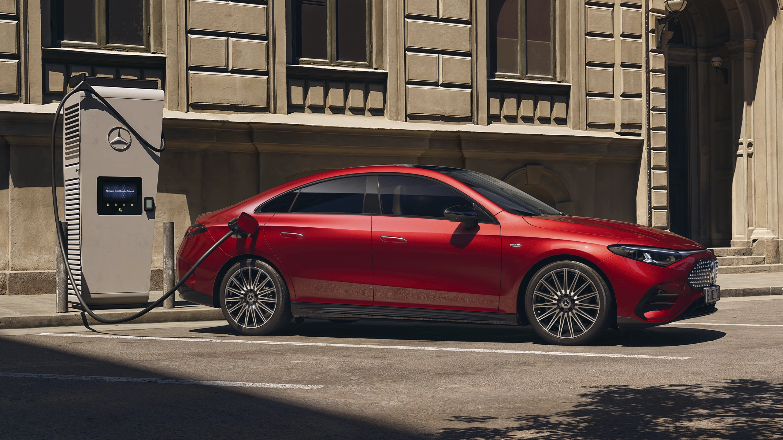Punainen uusi Mercedes-Benz CLA latauksessa