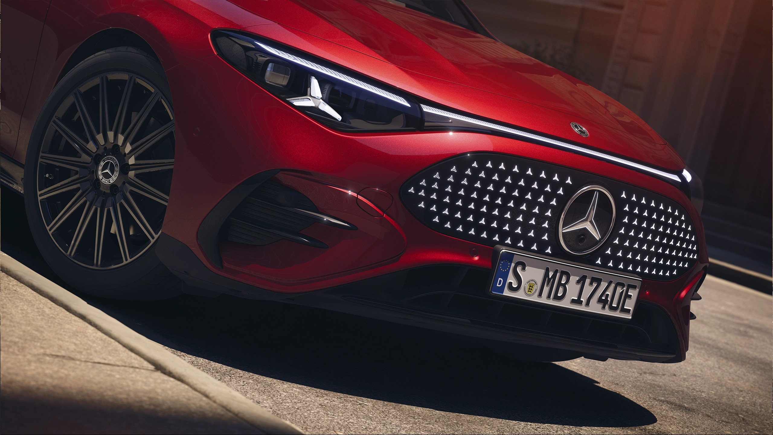 Punainen uusi Mercedes-Benz CLA kaupunkimaisemassa keulasta kuvattuna