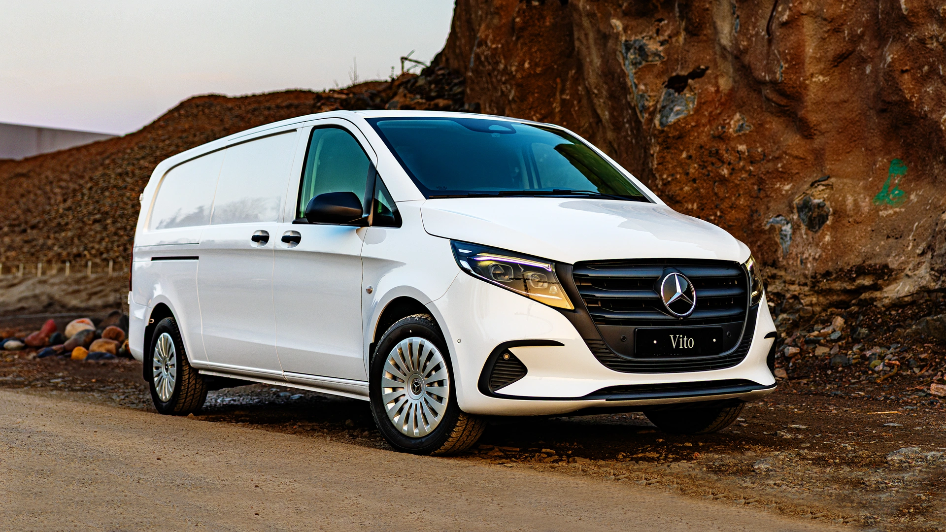 Arktikvalkoinen Mercedes-Benz Vito 4x4 kallioseinän edessä