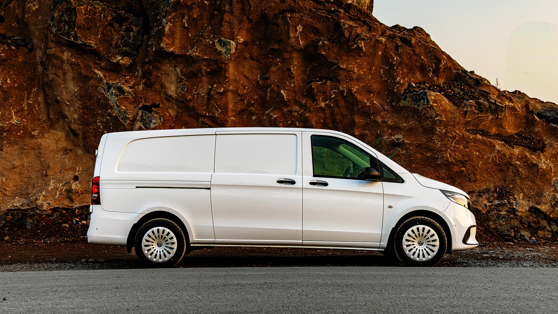 Arktikvalkoinen Mercedes-Benz Vito 4x4 kallioseinän edessä