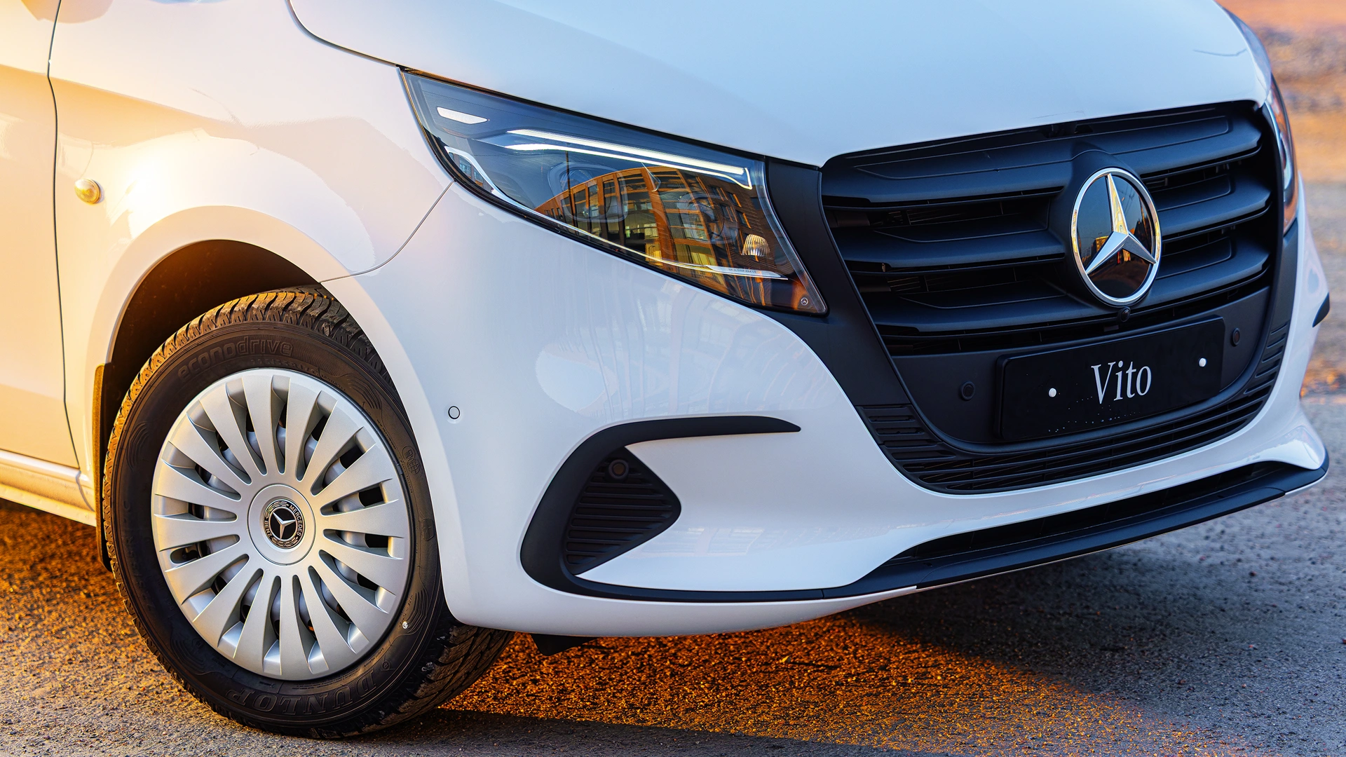 Arktikvalkoisen Mercedes-Benz Vito 4x4:n keulan lähikuva
