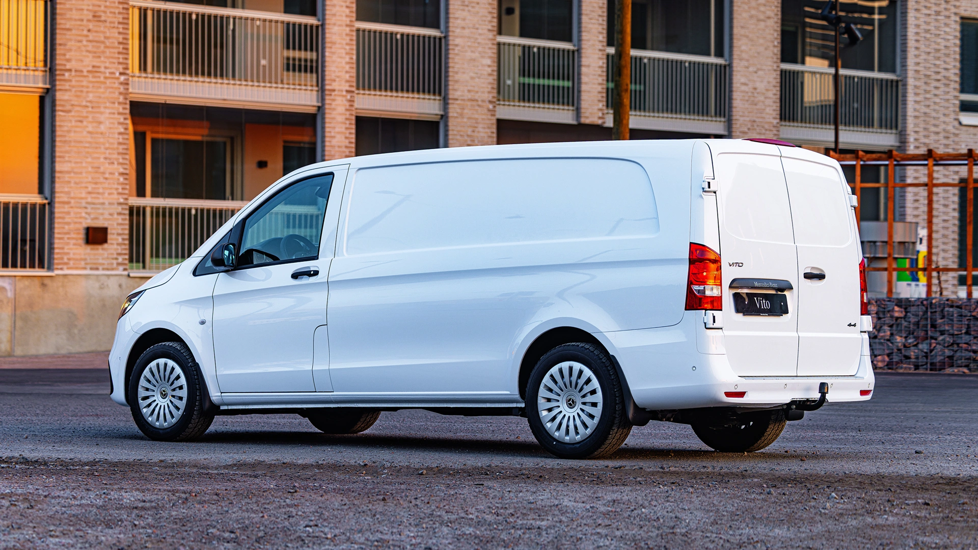 Arktikvalkoinen Mercedes-Benz Vito 4x4 takapuskurista kuvattuna
