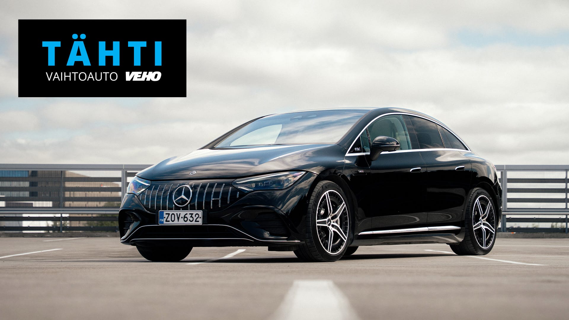 Musta Mercedes-AMG EQE 53 -malli parkkipaikalla kuvattuna.
