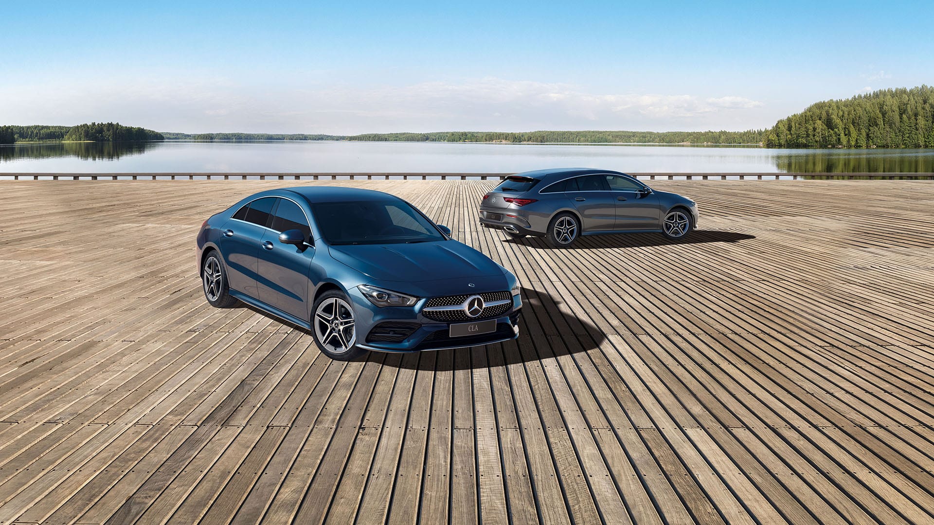 Kaksi Mercedes-Benz X CLA autoa laiturilla. Taustalla järvimaisema.