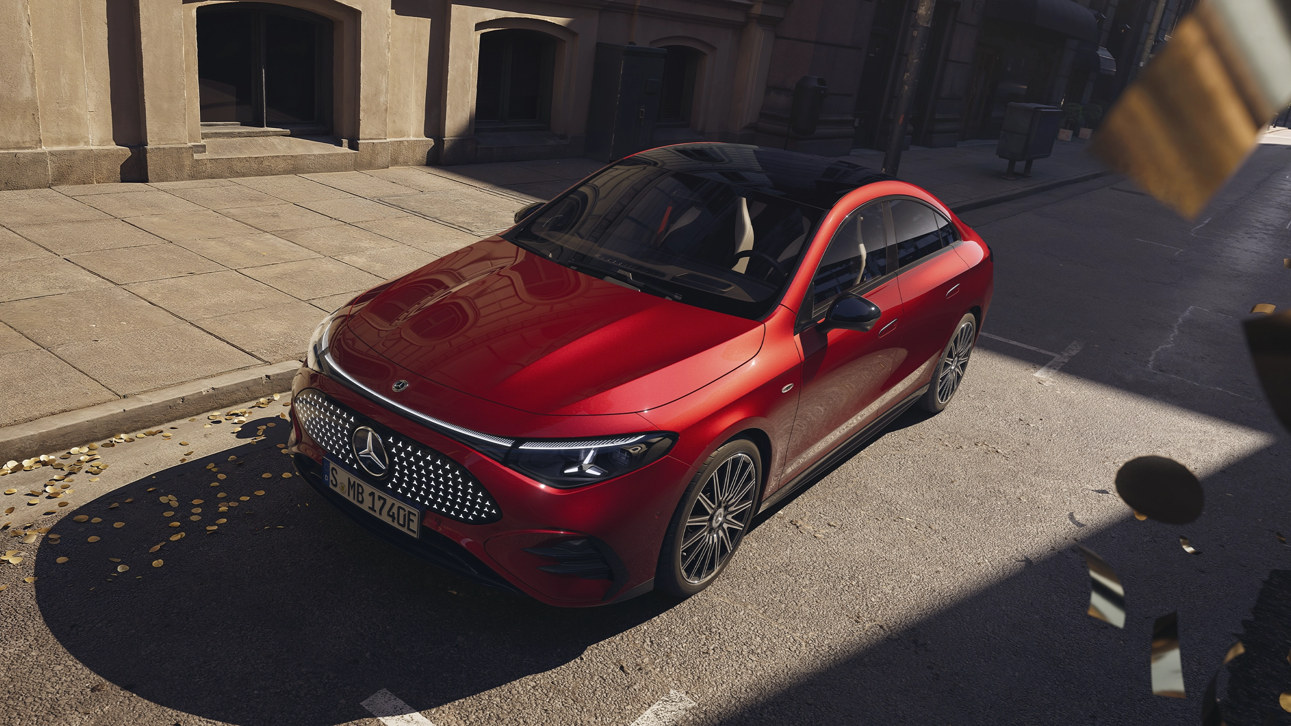 Uusi punainen Mercedes-Benz CLA kaupunkimaisemassa.