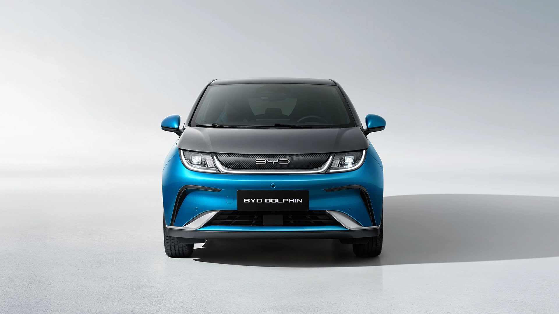 BYD Dolphin henkilöauton keula studiokuvassa