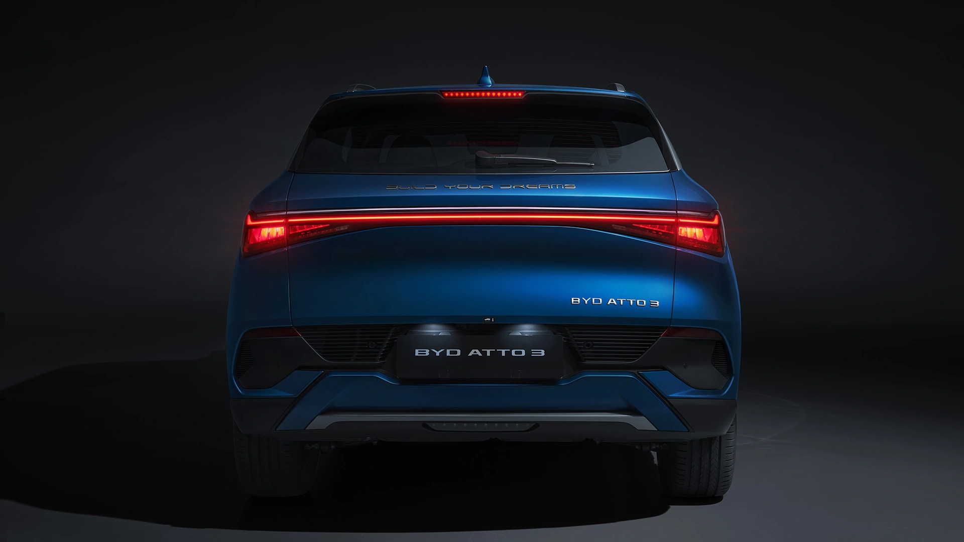 BYD ATTO 3 henkilöauton perä.