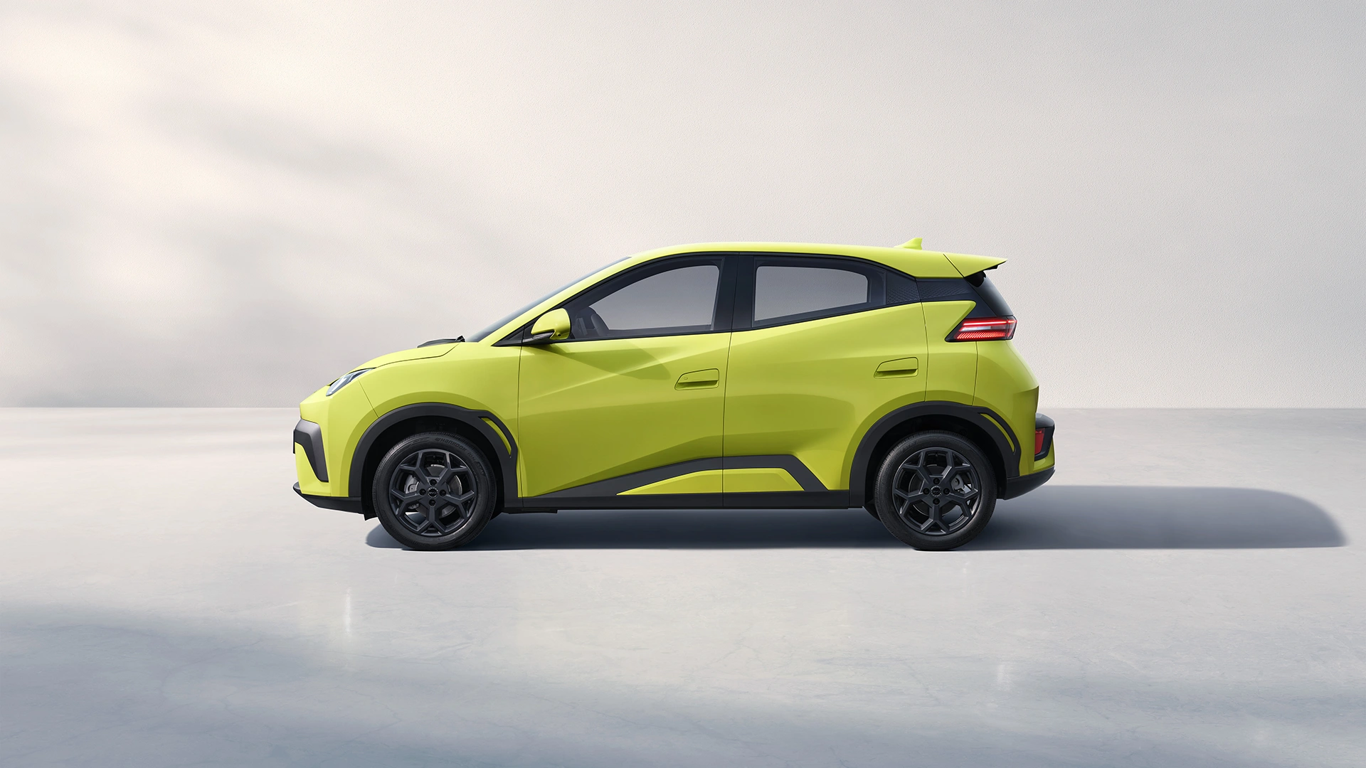 Vehon studiokuva BYD Dolphin Surf täyssähköautosta sivulta