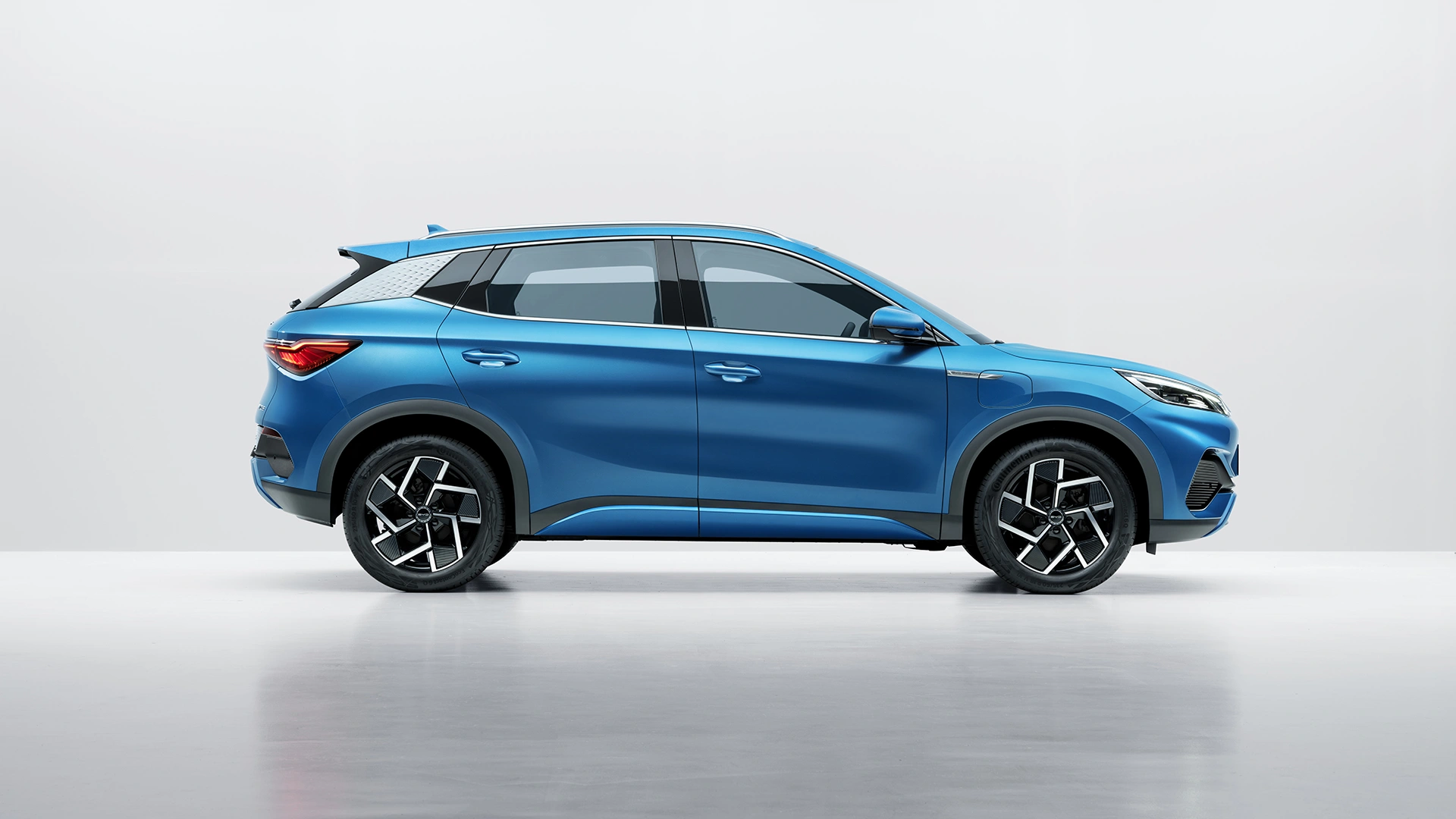 BYD ATTO 3 crossover auto kuvattuna sivusta studiossa.