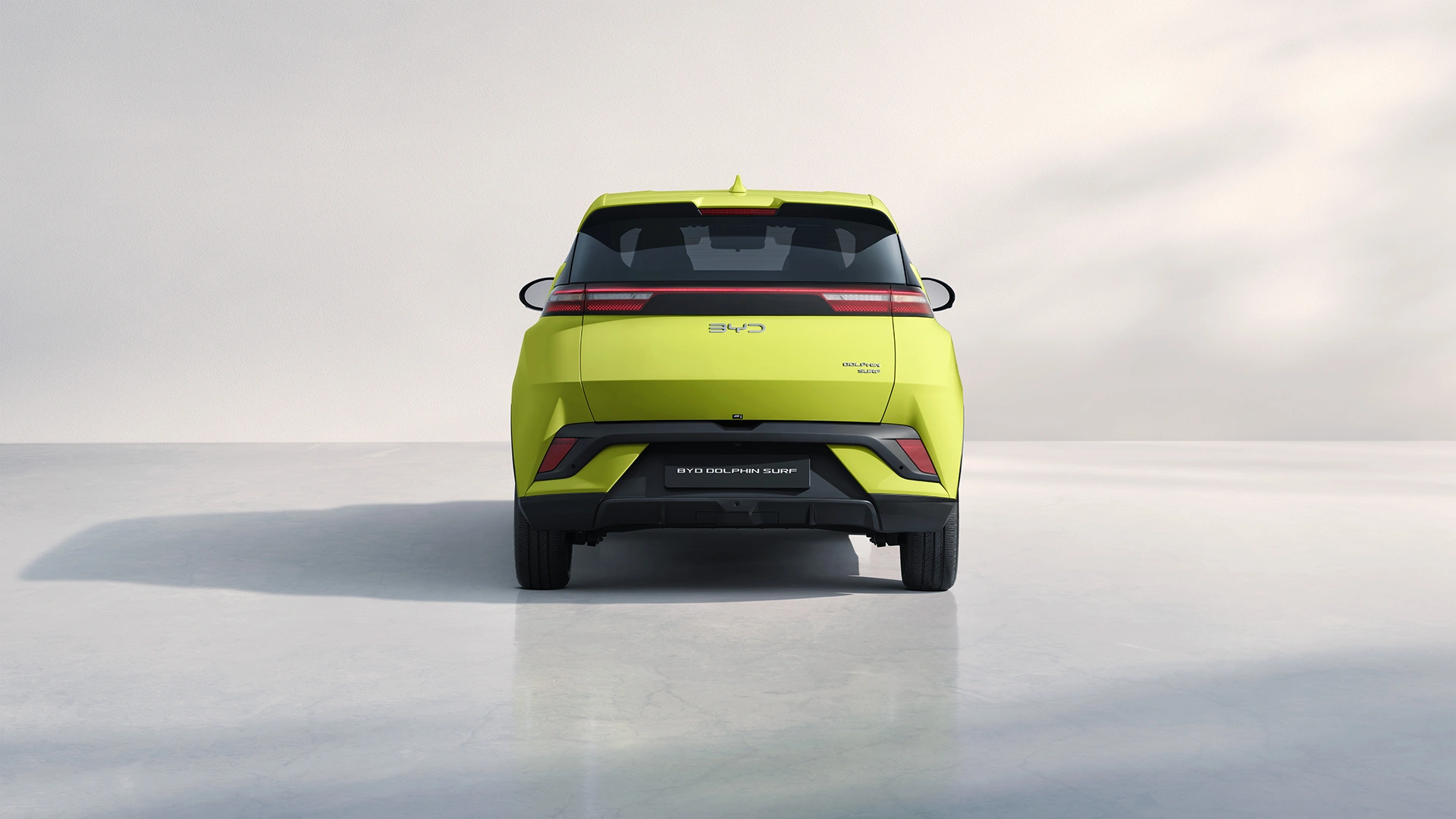 BYD Dolphin Surf täyssähköauto takaa kuvattuna studiossa