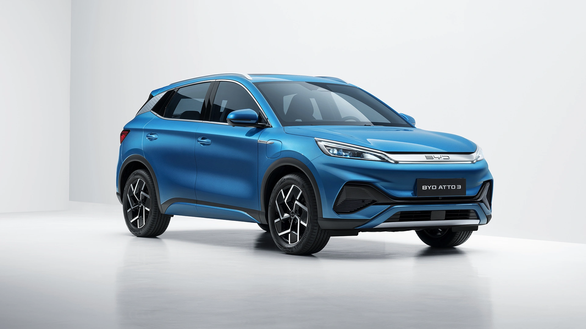 BYD ATTO 3 crossover henkilöauto etukulmasta kuvattuna studiossa.