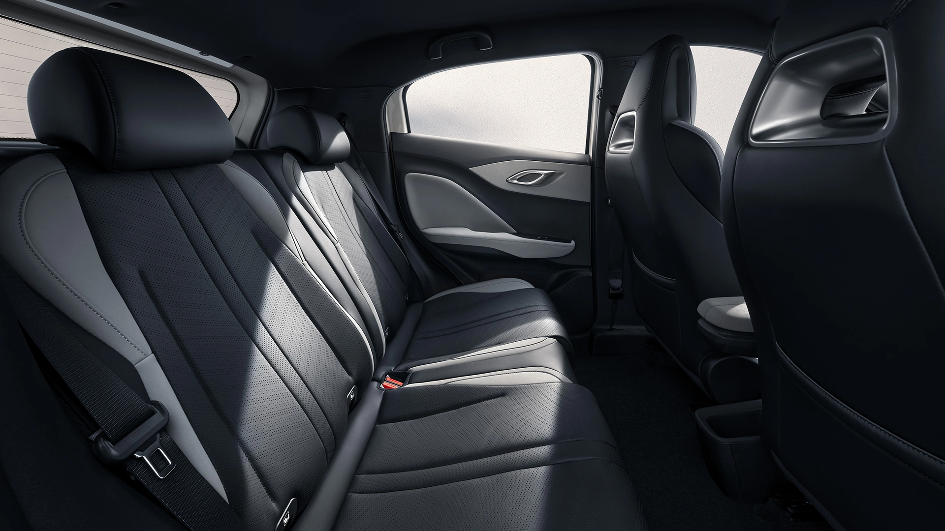 Siäkuva BYD Dolphin Surf täyssähköauton takapenkeistä