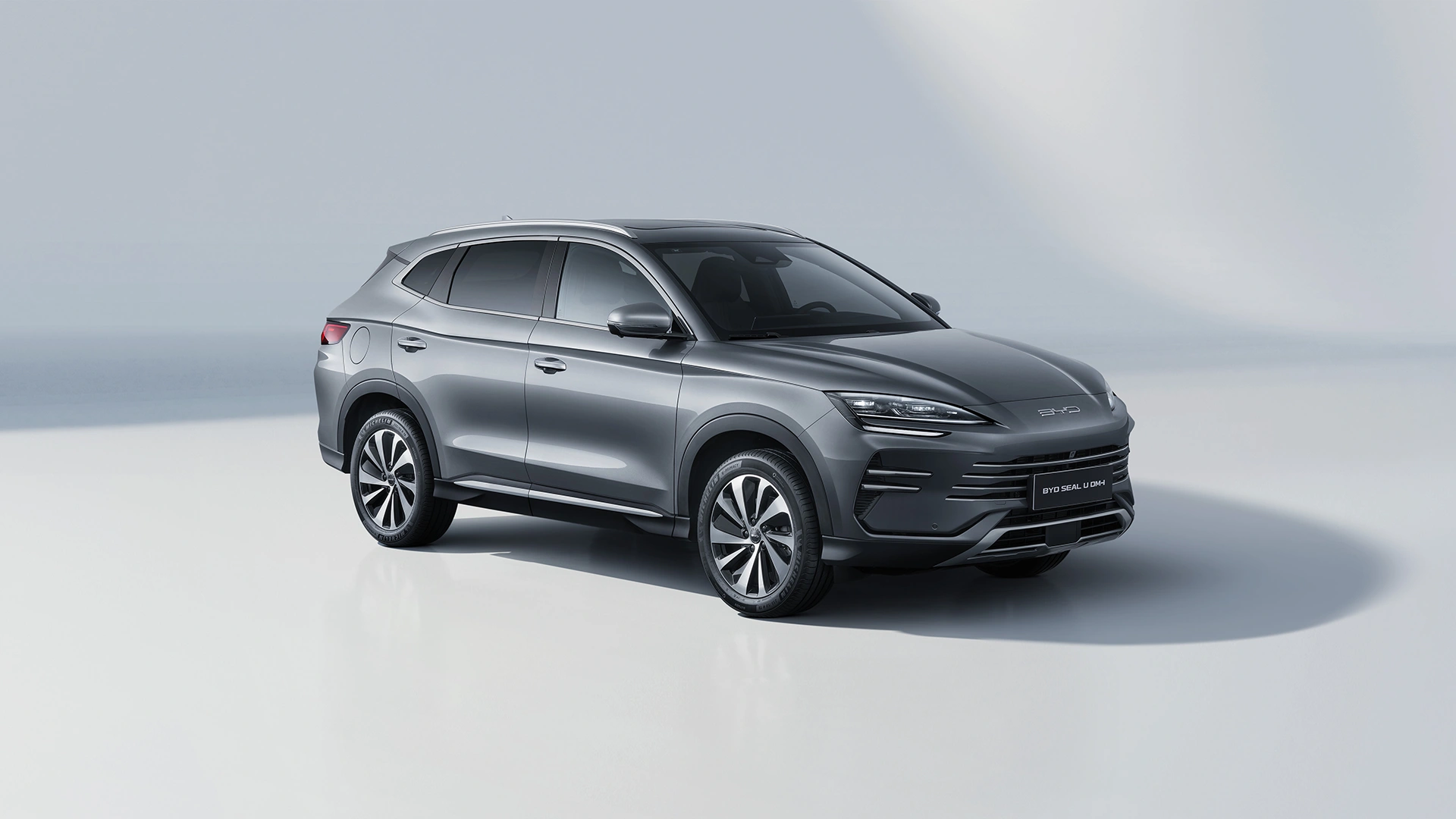 Vehon studiokuva BYD SEAL U DM-i ladattavasta hybrid SUV:sta