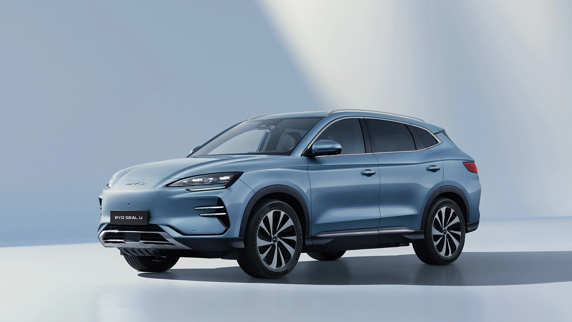 BYD SEAL U -katumaaturin vasemmasta etukulmasta