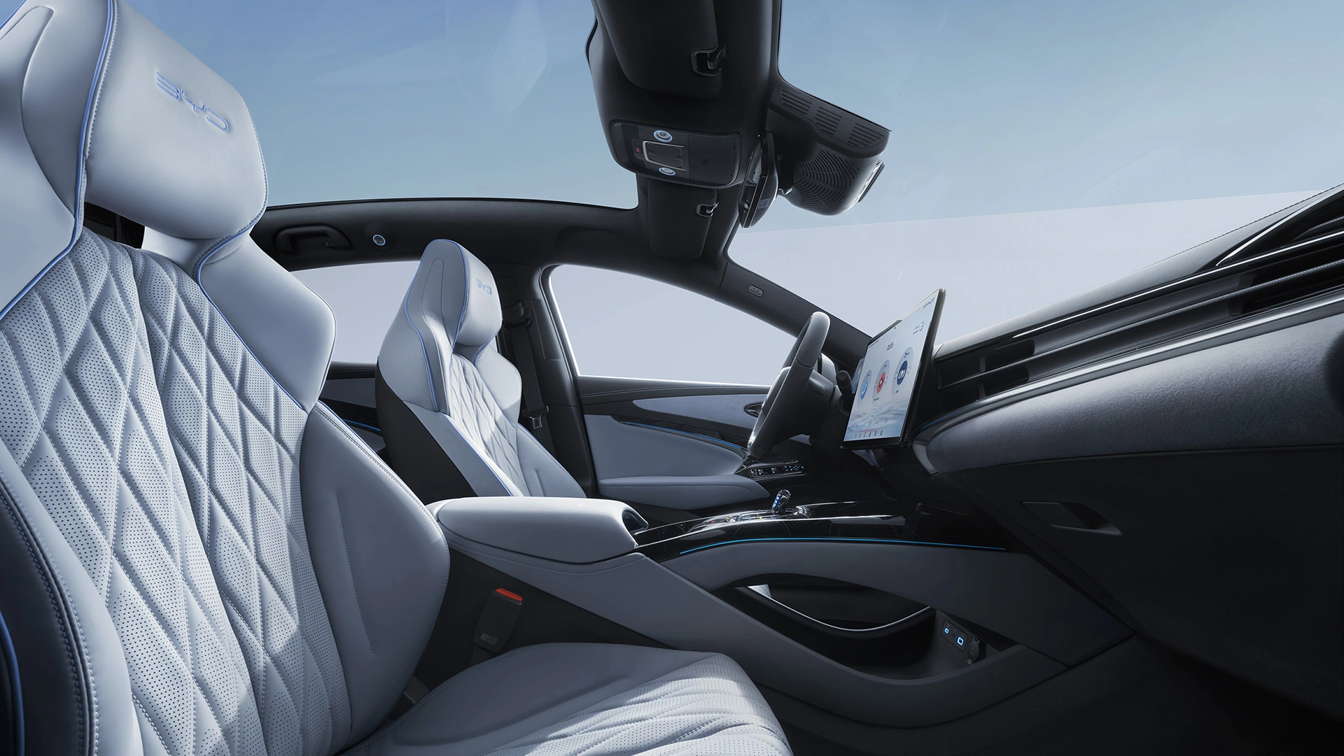Sisäkuva BYD SEAL täyssähköauton etupenkistä ja panoraamakatosta