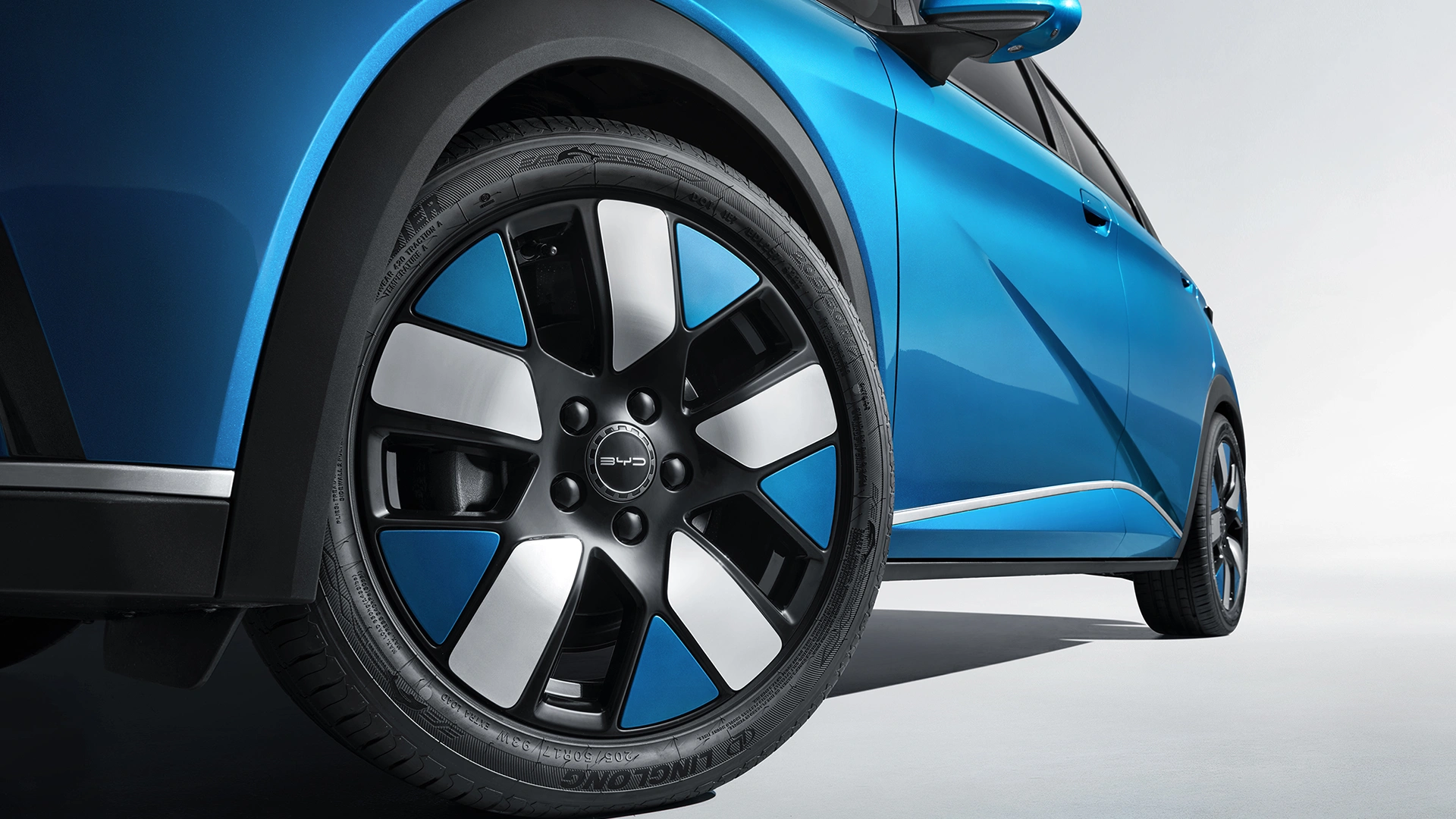 Vehon studiokuva BYD Dolphin auton värikkäistä vanteista