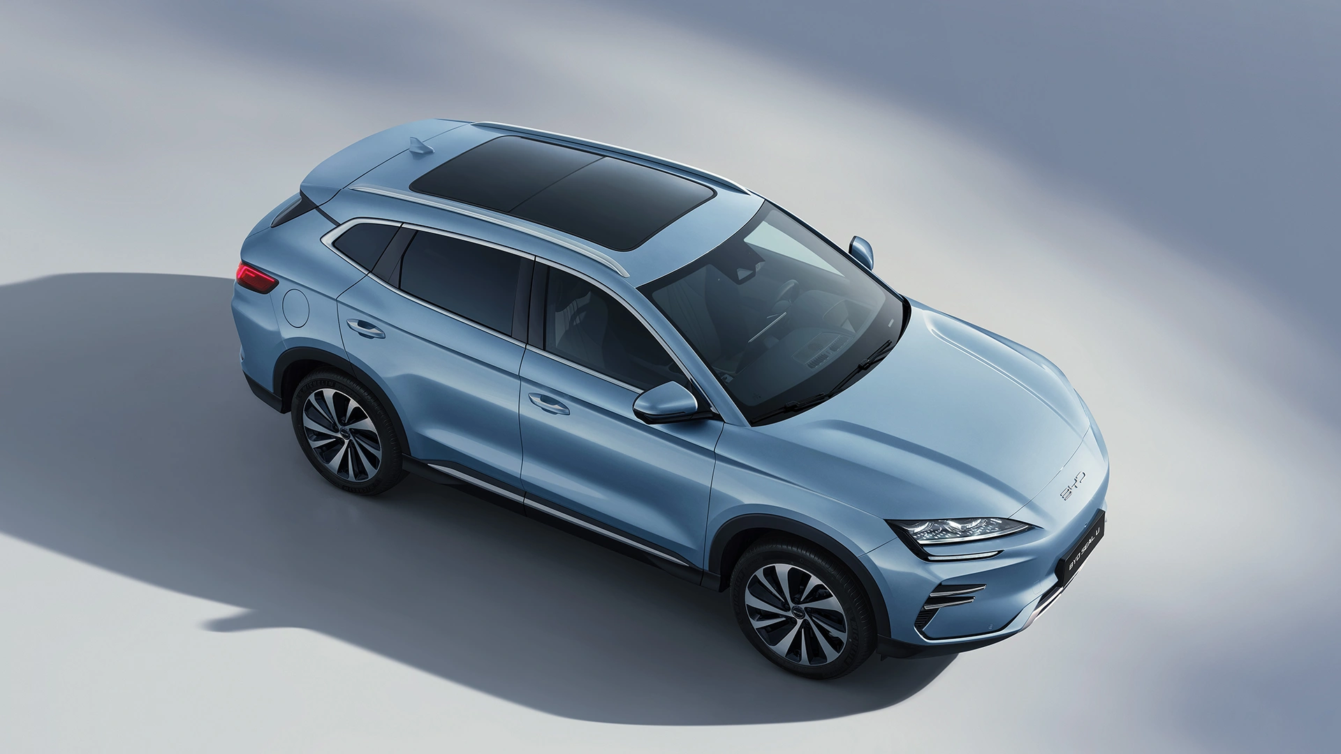 Studiokuva Vehon myymästä BYD SEAL U auton panoraamakatosta