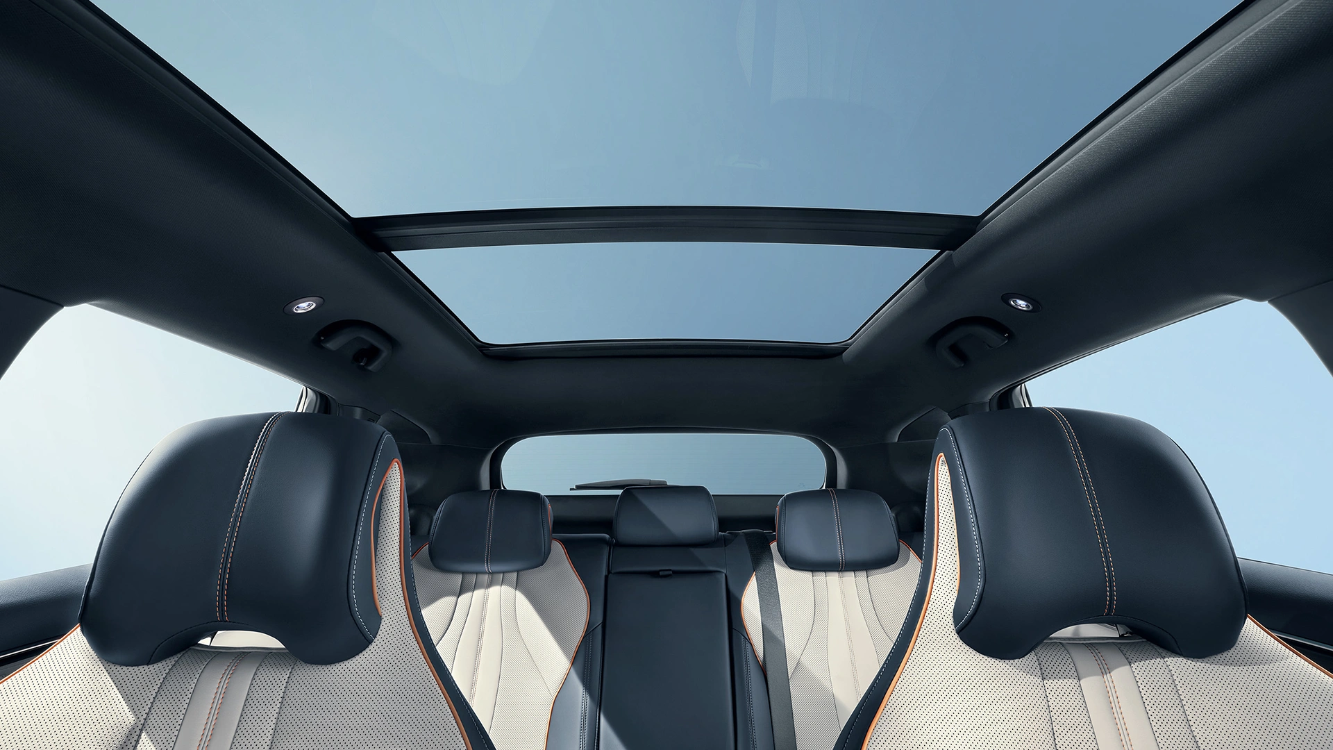 Sisäkuva BYD SEAL U -katumaaturin panoraamakatosta