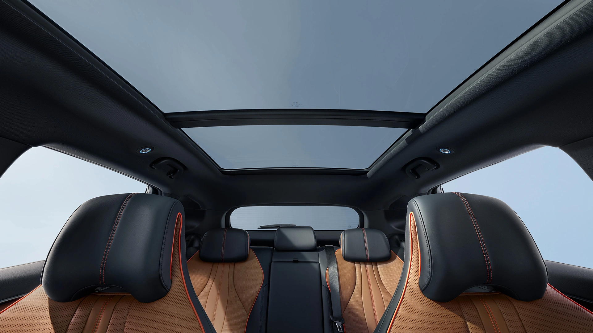 Sisäkuva BYD SEAL U DM-i latauyshybridin panoraamakatosta
