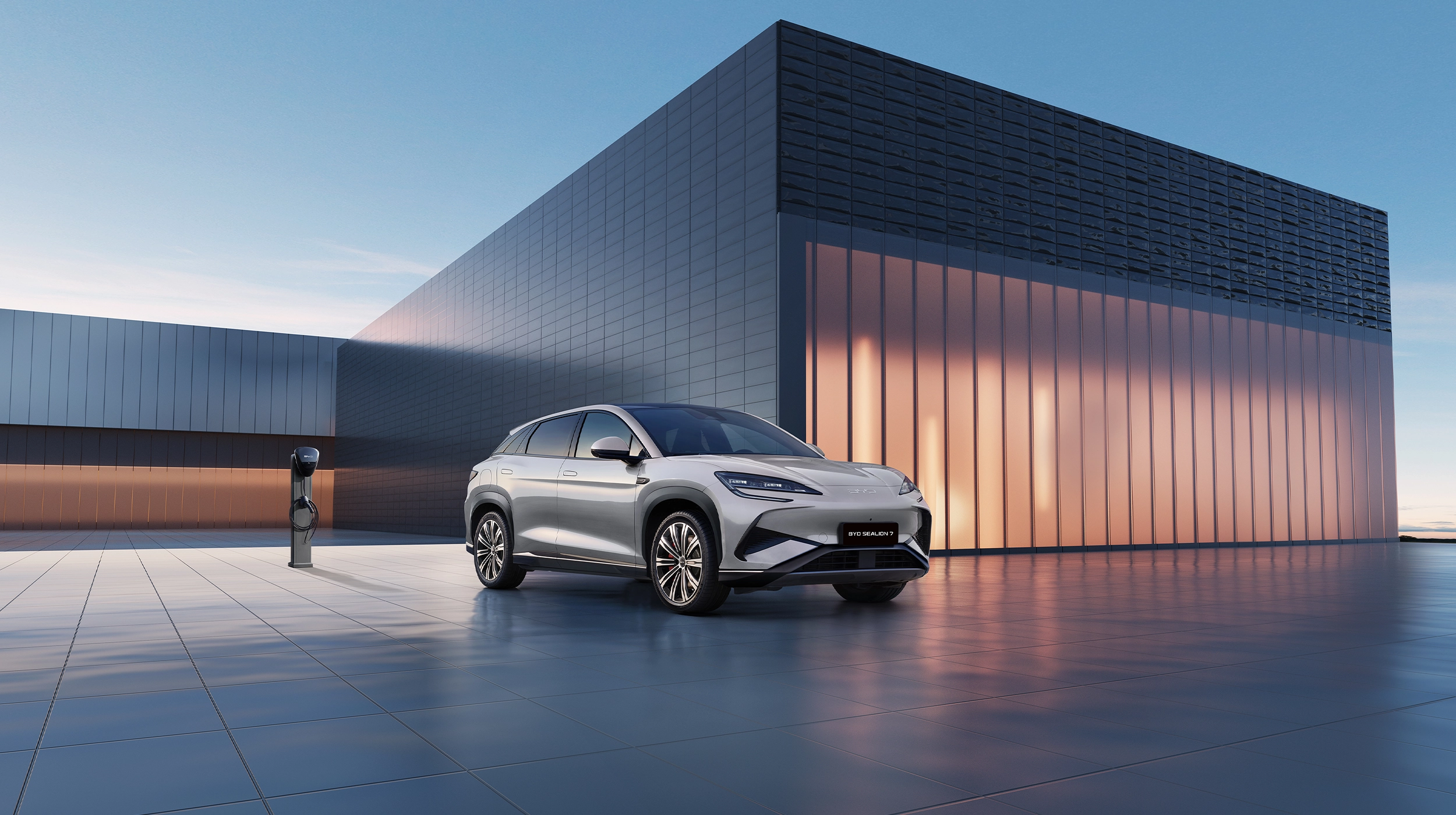 BYD Sealion henkilöauto pysäköitynä rakennuksen edessä