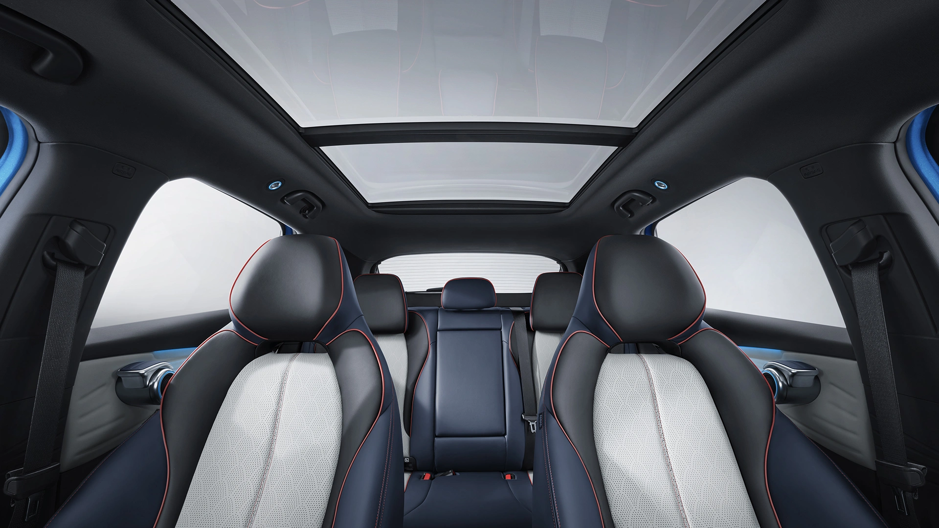 Vehon studiossa otettu sisäkuva BYD ATTO 3 auton panoraamakatosta.