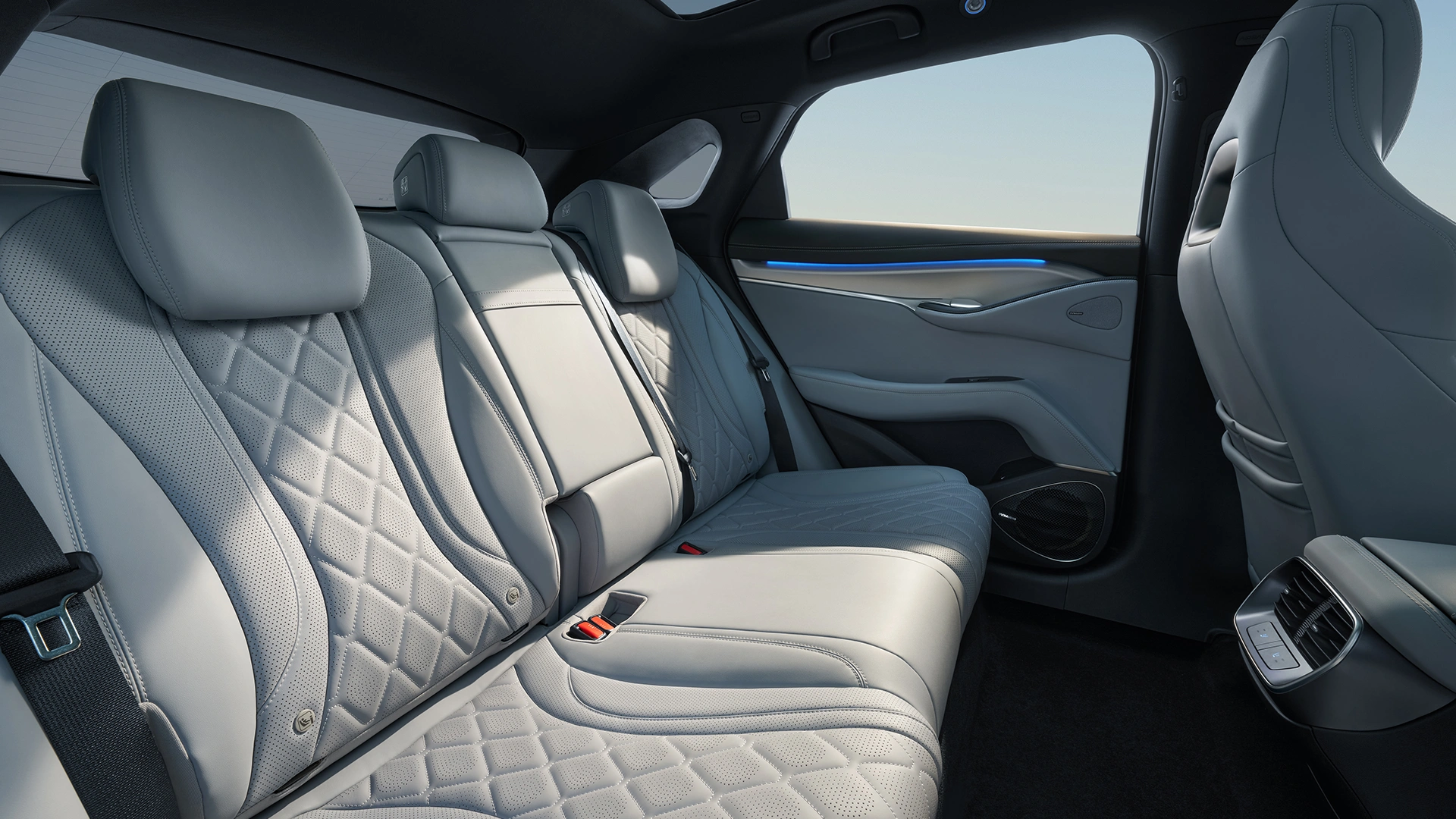Sisäkuva BYD SEALION 7 auton tilavasta takapenkistä.