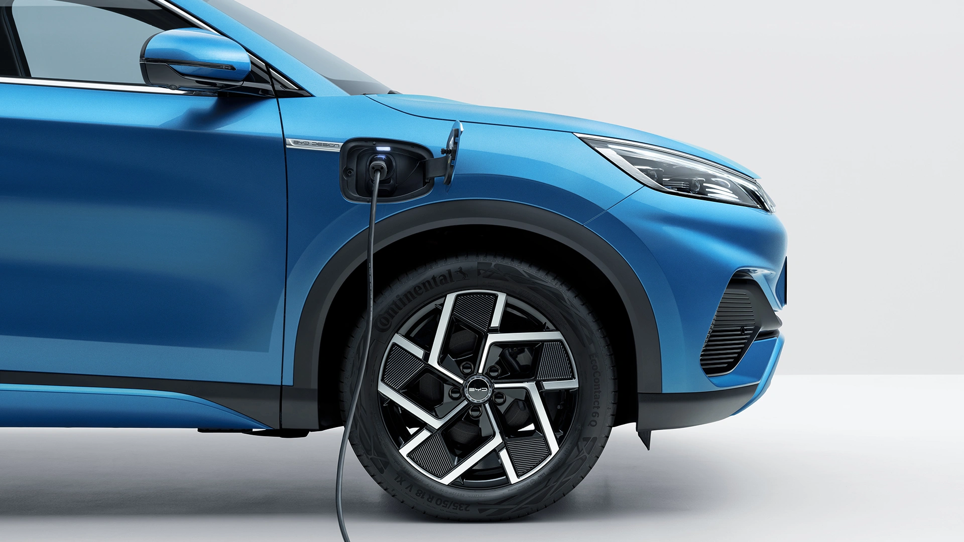 BYD ATTO 3 täyssähköauto latauksessa Vehon studiossa.