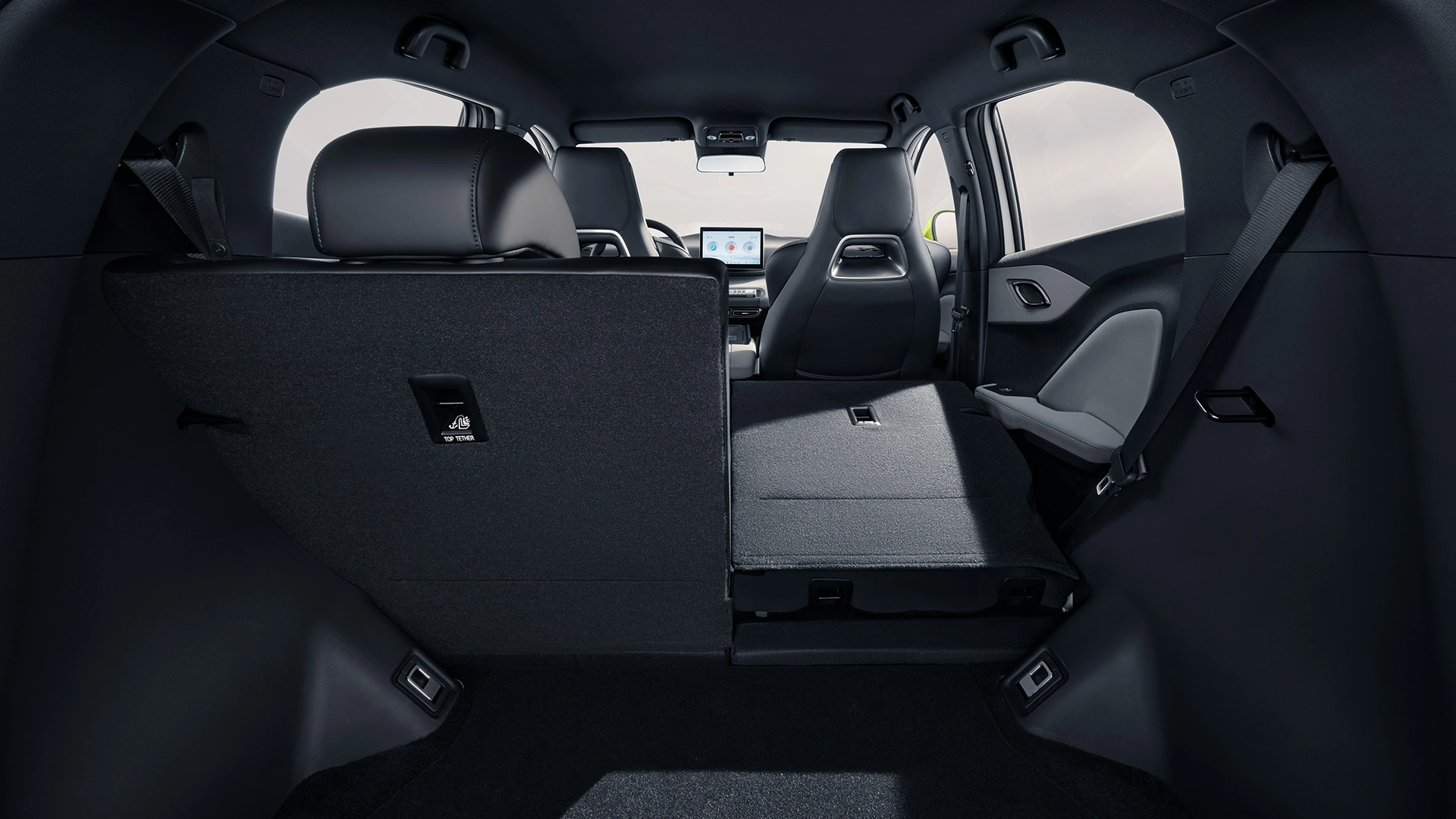 Sisäkuva BYD Dolphin Surf täyssähköauton taittuvista takapenkeistä.