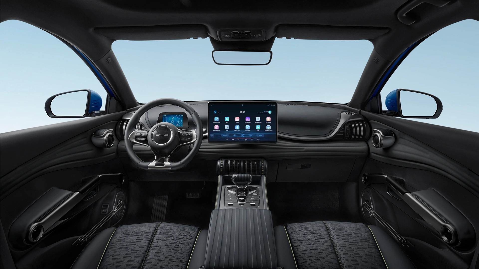 BYD ATTO 3 täsysähköauton kojelauta ja ratti kuvattuna auton sisältä.
