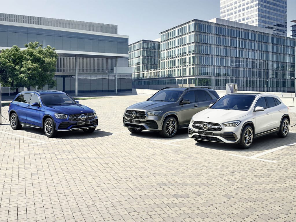 Kolme Mercedes-Benz henkilöautoa ulkona.