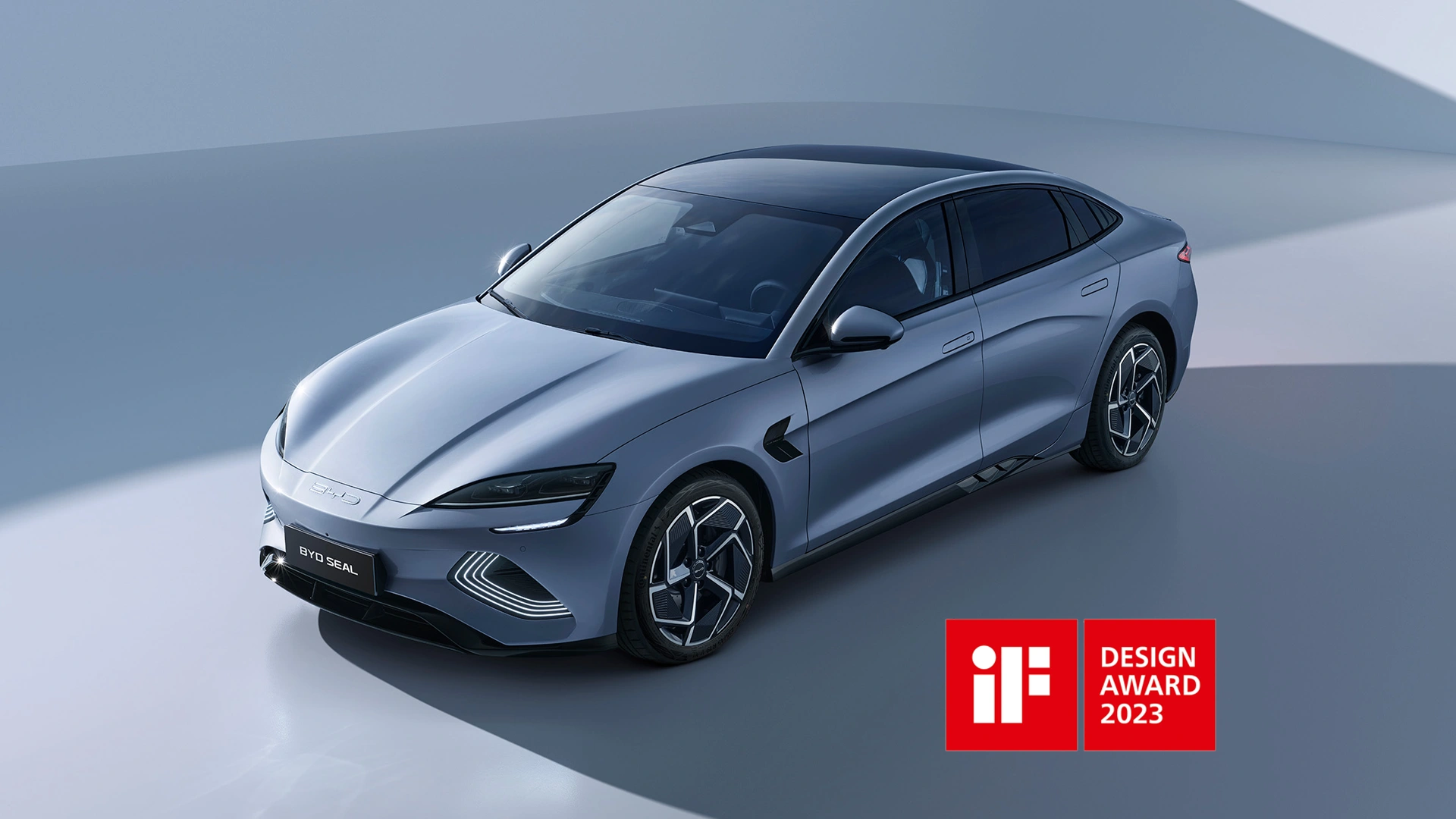 Studiokuva BYD SEAL sedanista Design Award logolla