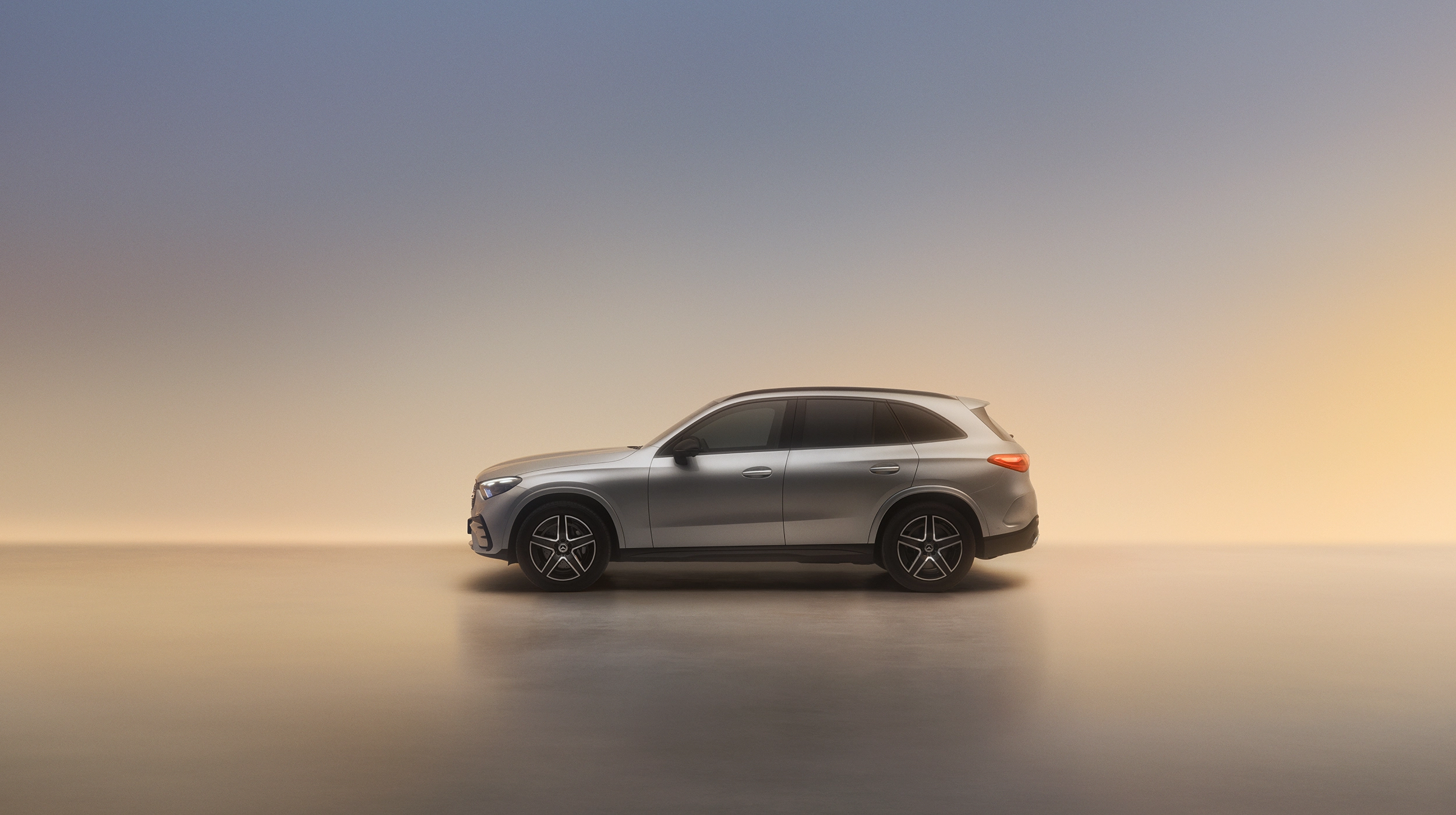 GLC kuvattuna sivusta auringonlaskun värisessä valossa