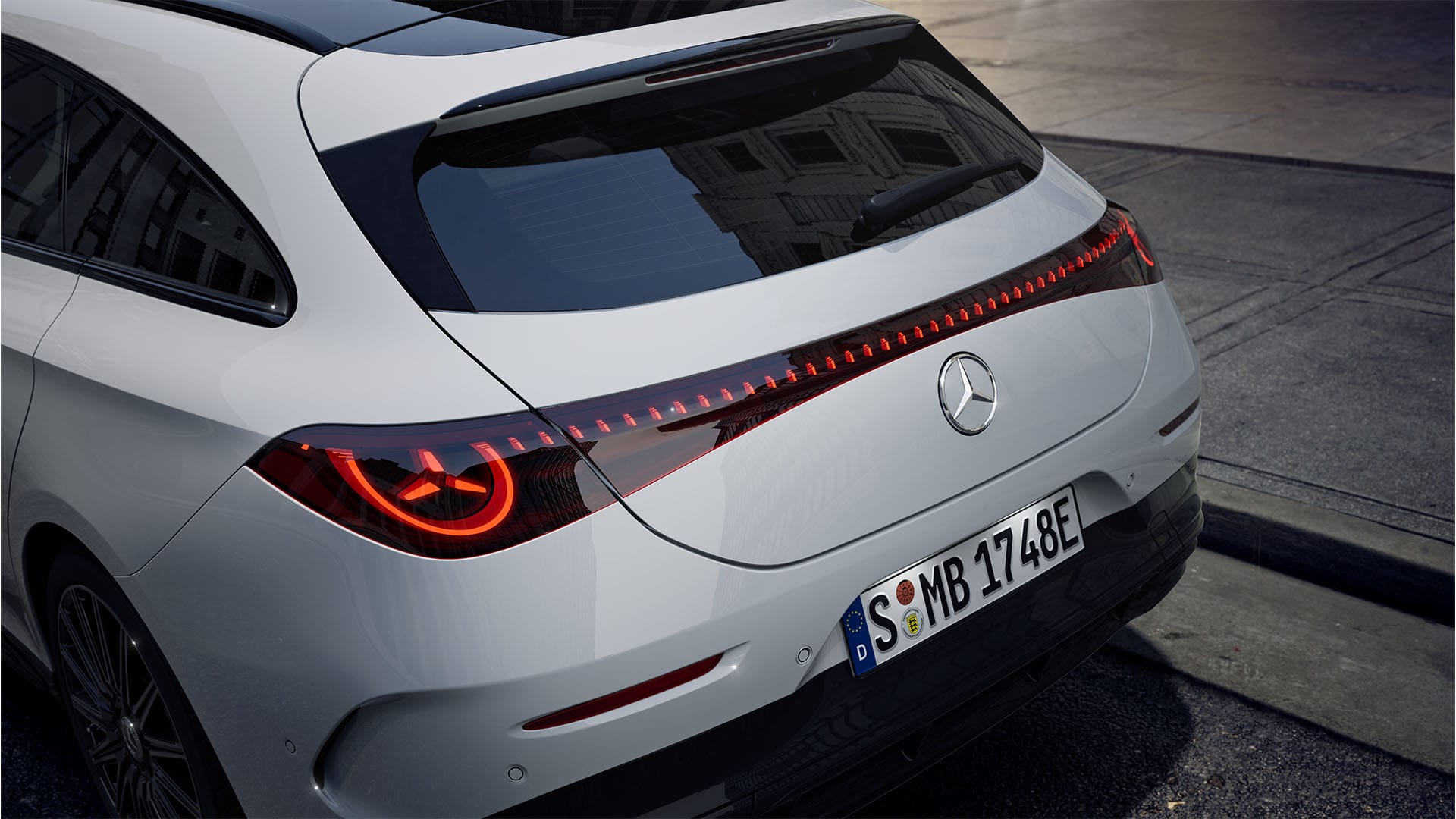 Täyssähköisen Mercedes-Benz CLA Shooting Brake -mallin takaosa.